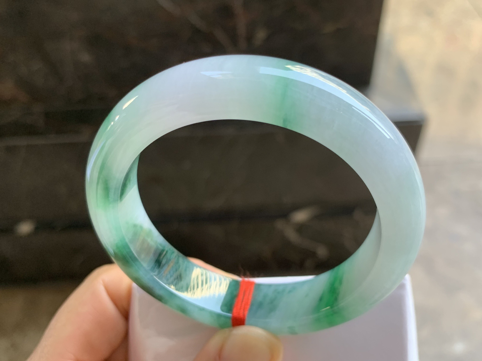 55-13.2-9.3mm
带色手镯 底子细腻 颜色漂亮 条形优秀