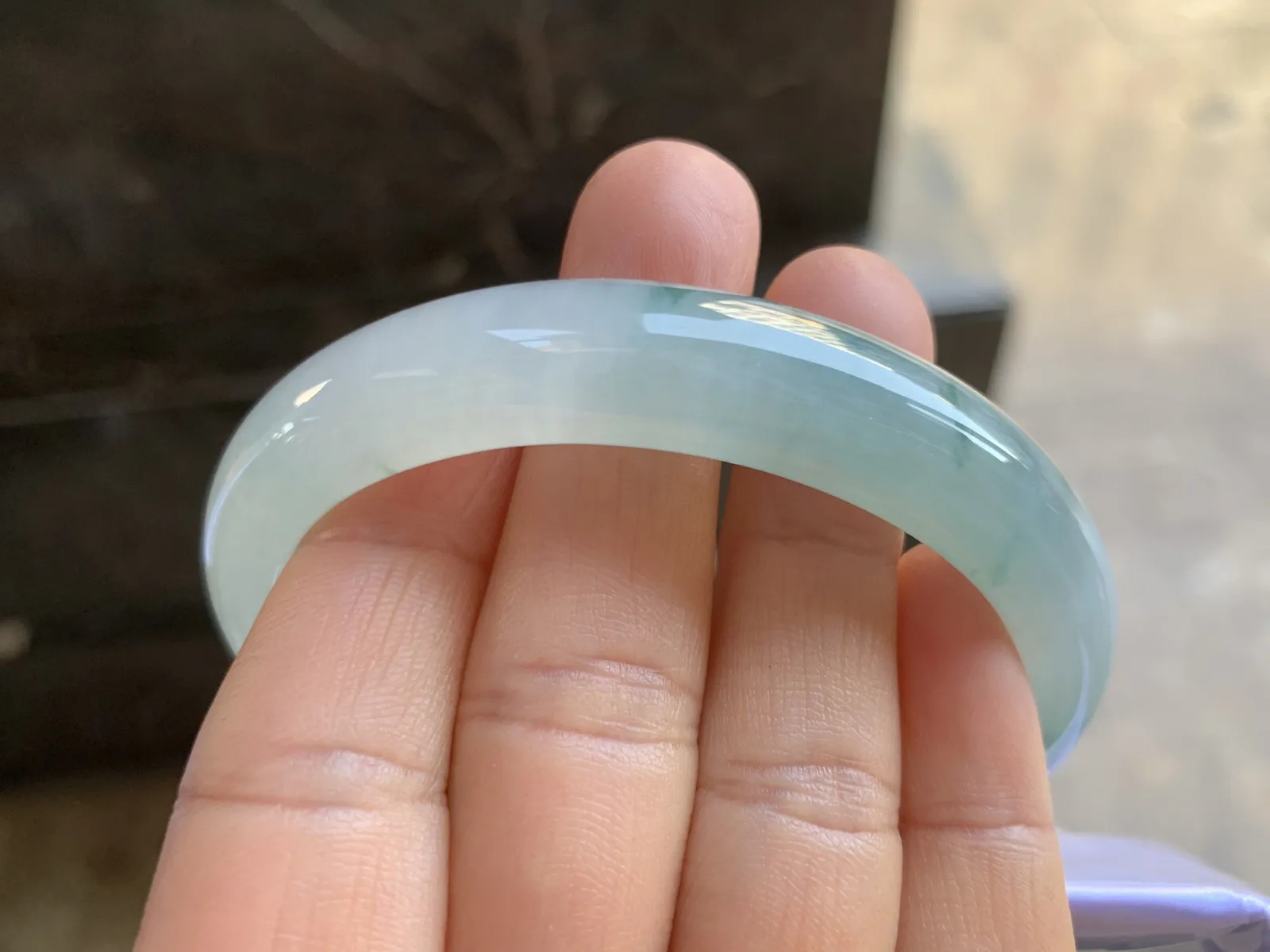 56.5-12.5-7.5mm
冰种飘花贵妃手镯 水润光泽 花色灵动 正圈54可带气质