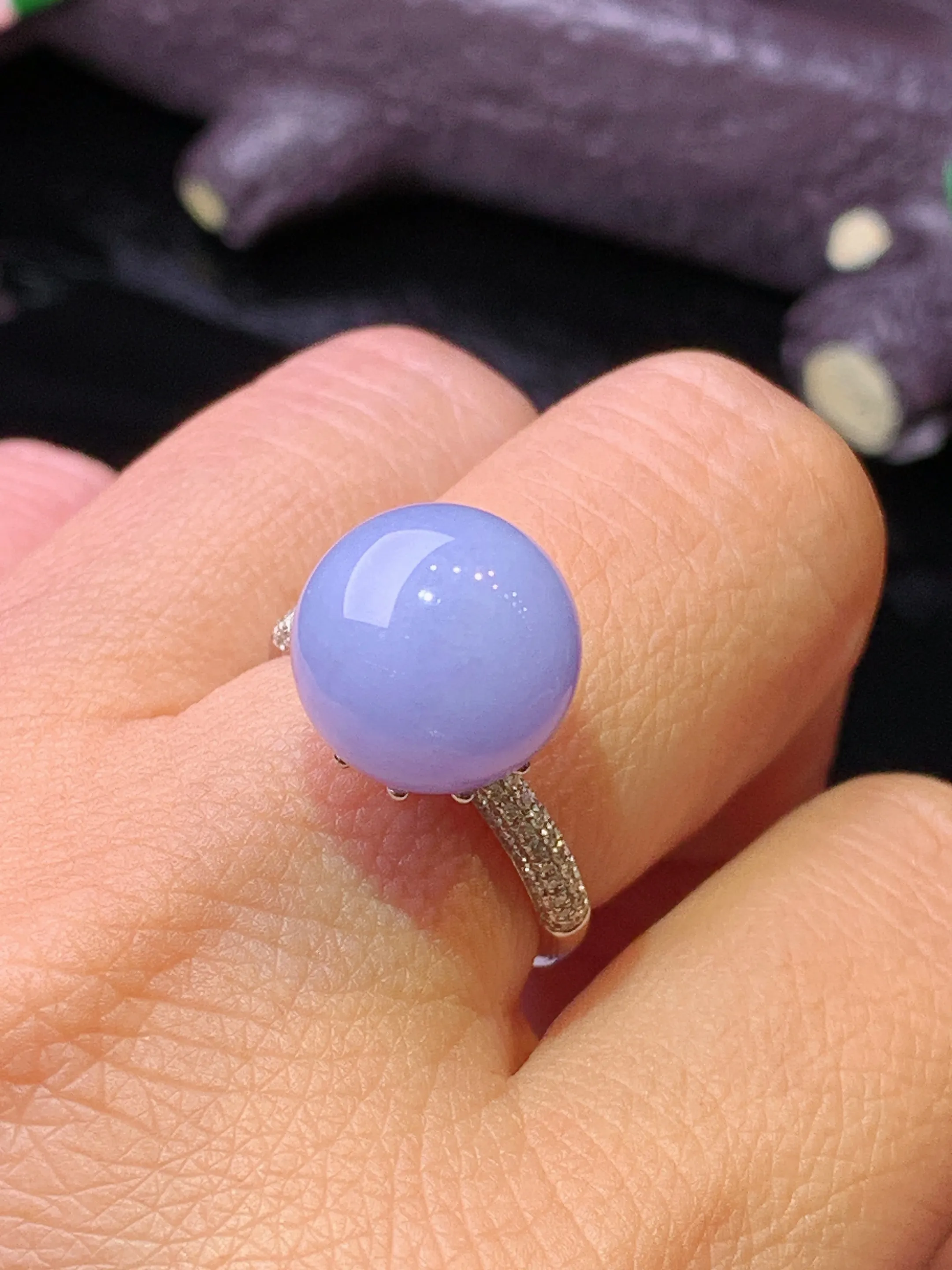 18k金钻镶嵌紫罗兰圆珠戒指 玉质细腻 色泽清新艳丽 圈口14.5 整体尺寸11.8
