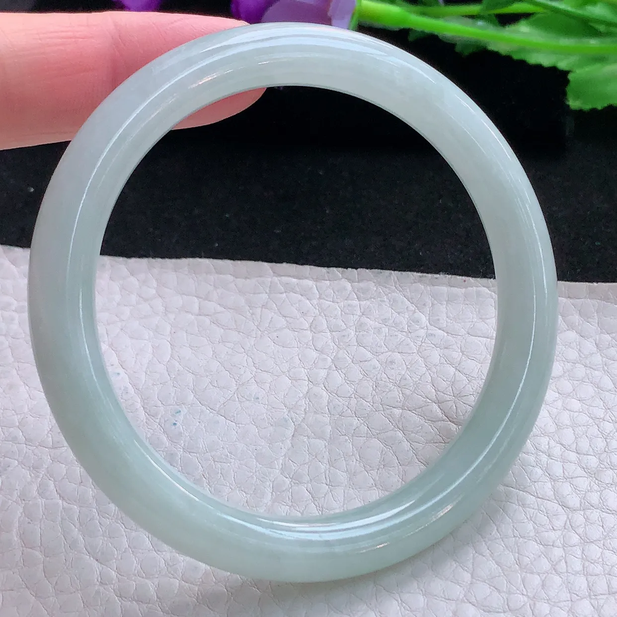 z自然光58*8.8*8.4美人镯 缅甸翡翠A货玉手镯浅绿水润圆条叮当镯