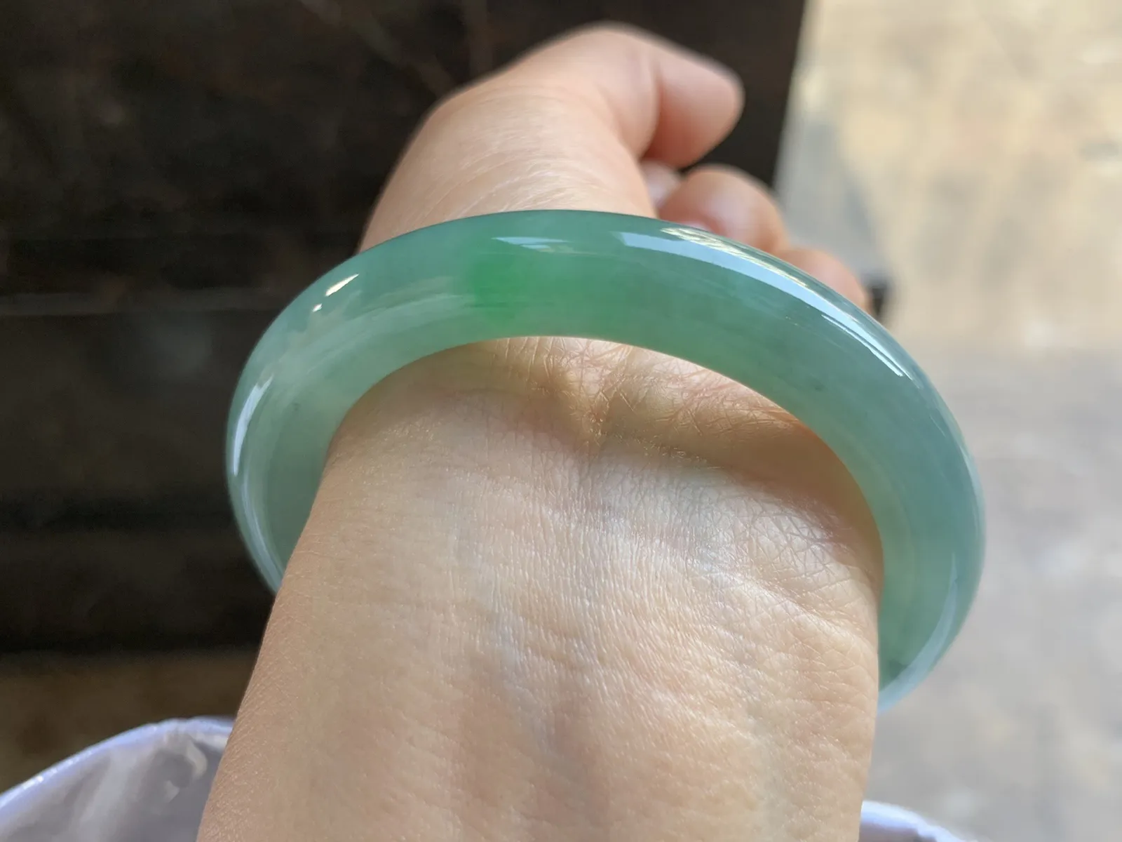 51.5-9.8mm
带色手镯 底子细腻 颜色漂亮 水润