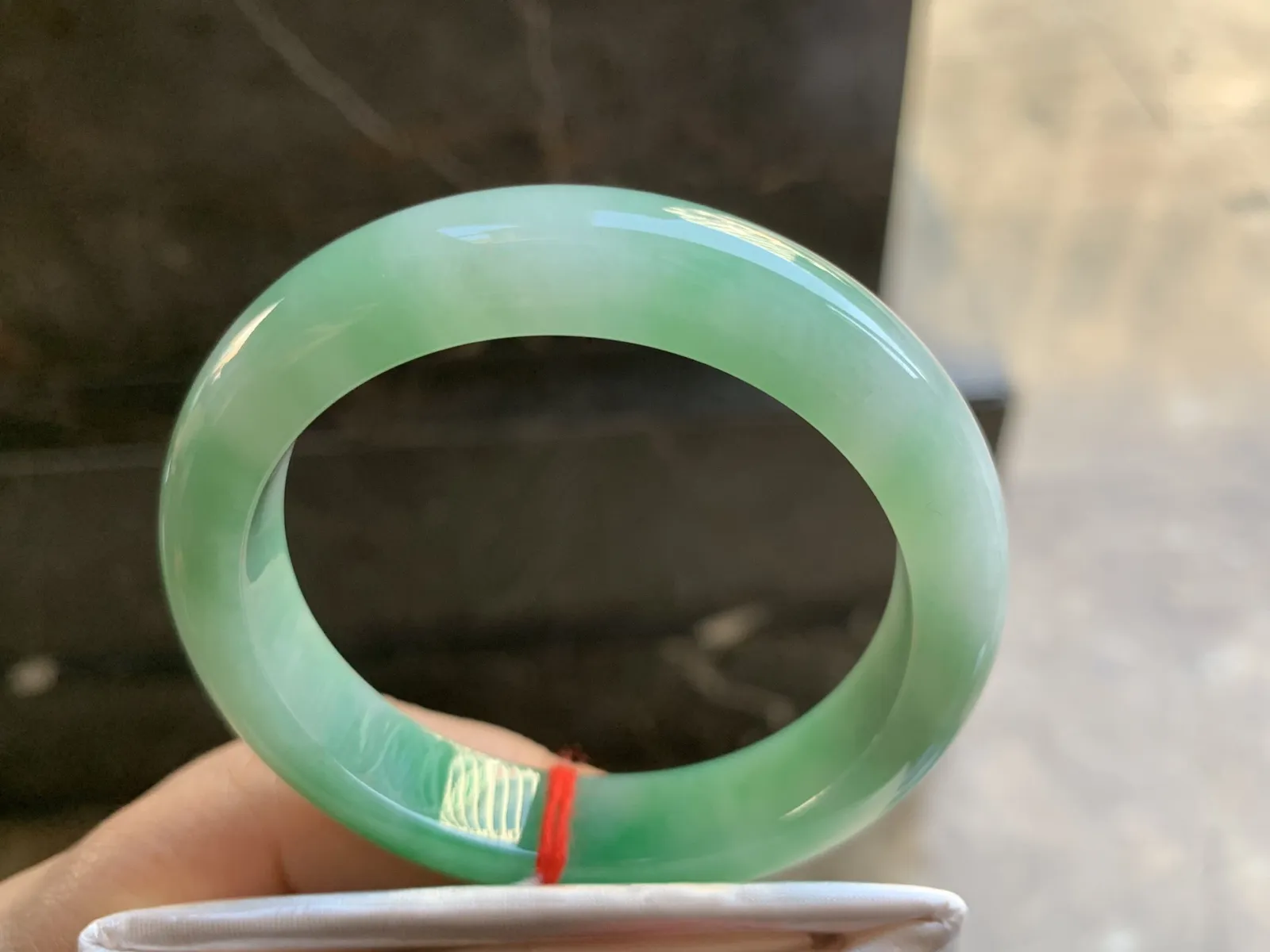 53-12-8.7mm
带色手镯 底子细腻 颜色辣绿