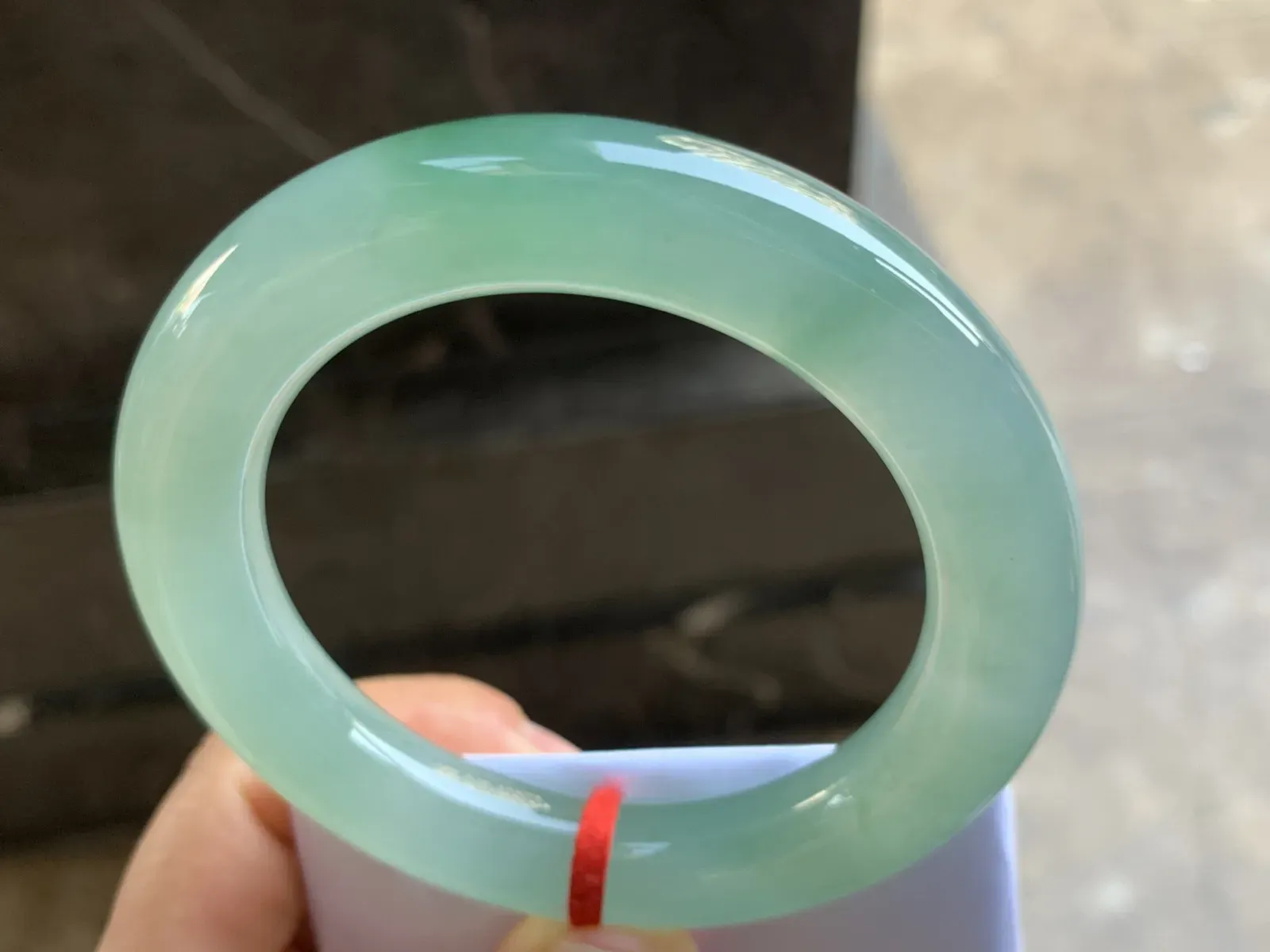 56-12mm
冰种晴水飘花圆条手镯 冰透莹润 起胶感 条形优秀 大气