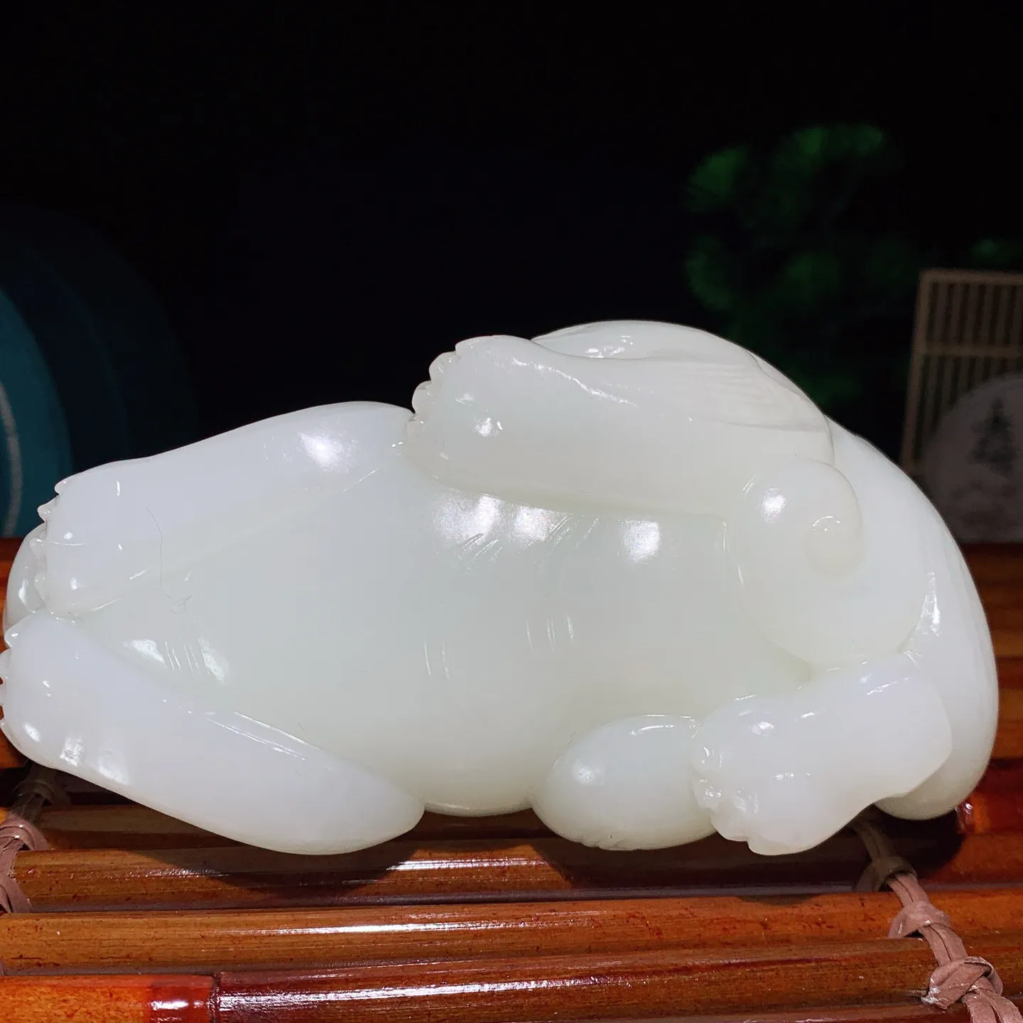 新疆和田玉羊脂白招财进宝携子上朝貔貅摆件。尺寸116/58/59重549.5克 无裂无杂 玉质细腻油润 底色纯净 脂粉好，品质好。lt250103