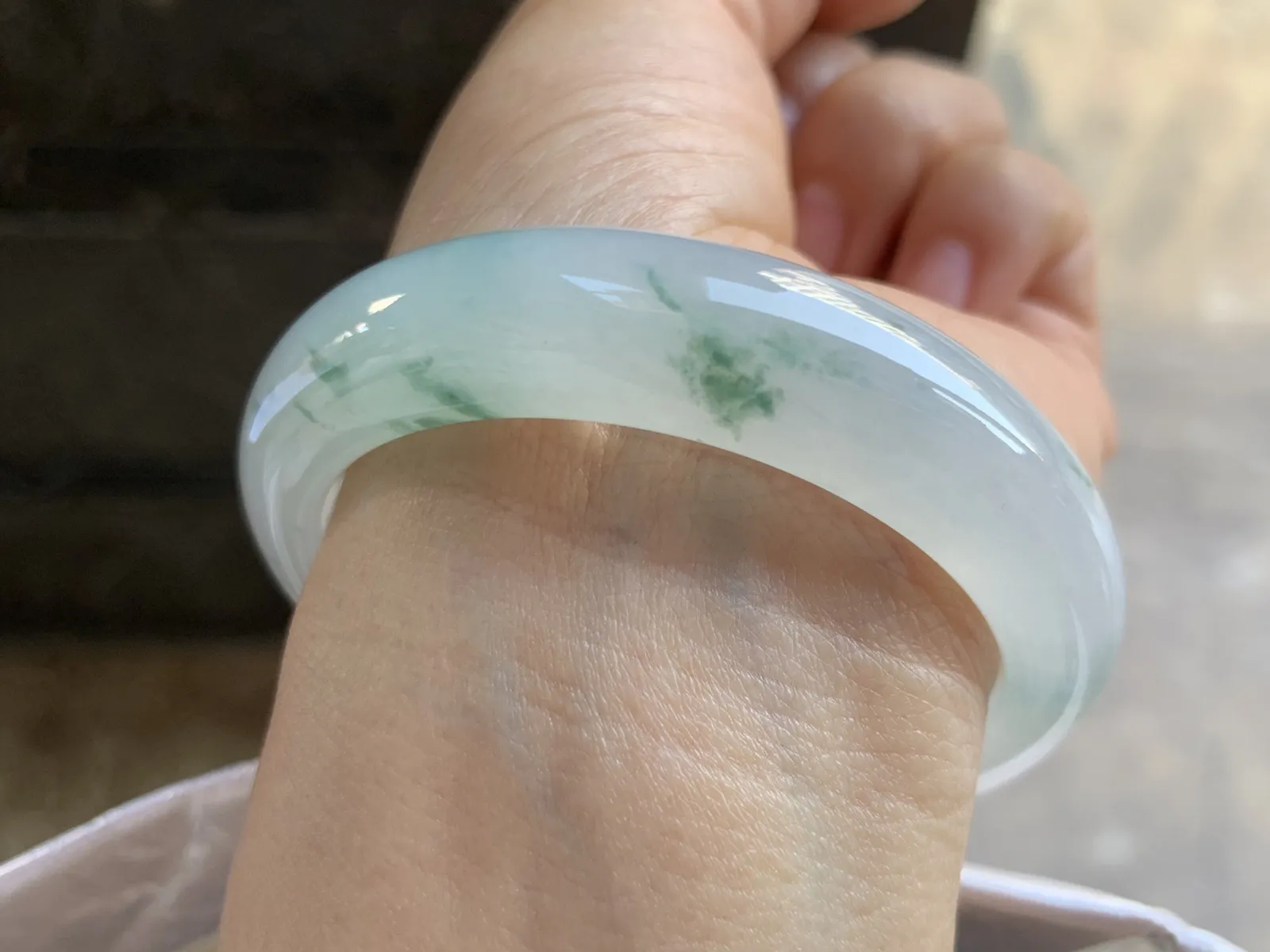 53-13-8.2mm
冰种飘花手镯 水润光泽 清爽