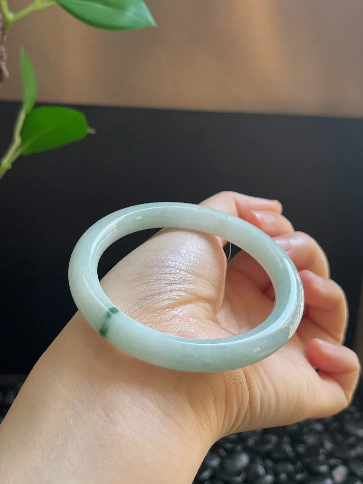 圆镯54圈口，翡翠糯化种飘绿手镯