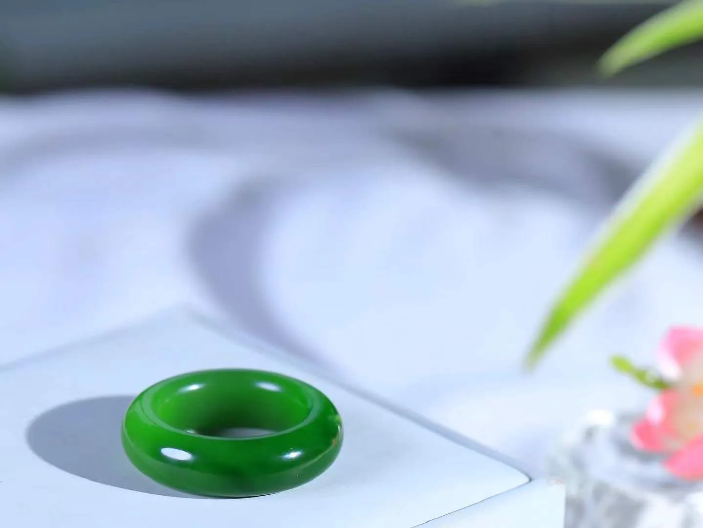 【玉见倾心.戒指】

精品和田玉碧玉戒指 玉质细腻温润，油性十足。几经花落去，无可奈流年。如果我是