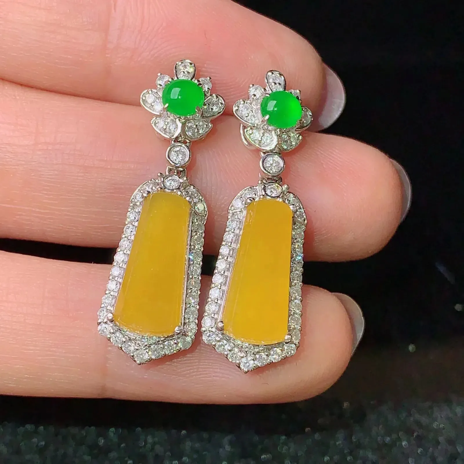 18k金钻镶嵌黄翡无事牌耳坠 玉质细腻 色泽艳丽  整体尺寸30.2*9.5*6.6