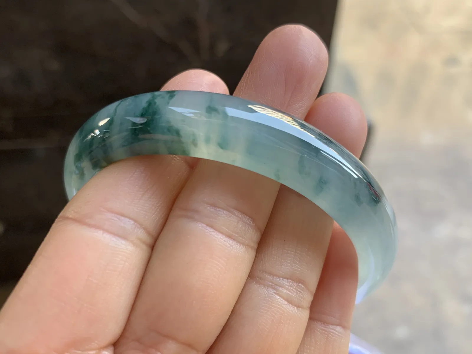 56.5-12.5-7.5mm
冰种飘花贵妃手镯 水润光泽 花色灵动 正圈54可带气质