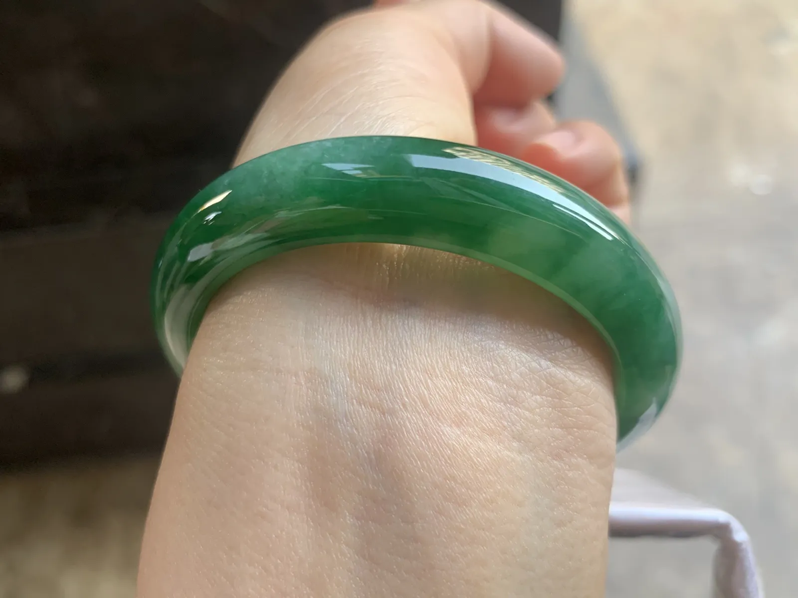 53-12.2-7.7mm
满色手镯 底子细腻 颜色浓郁辣绿