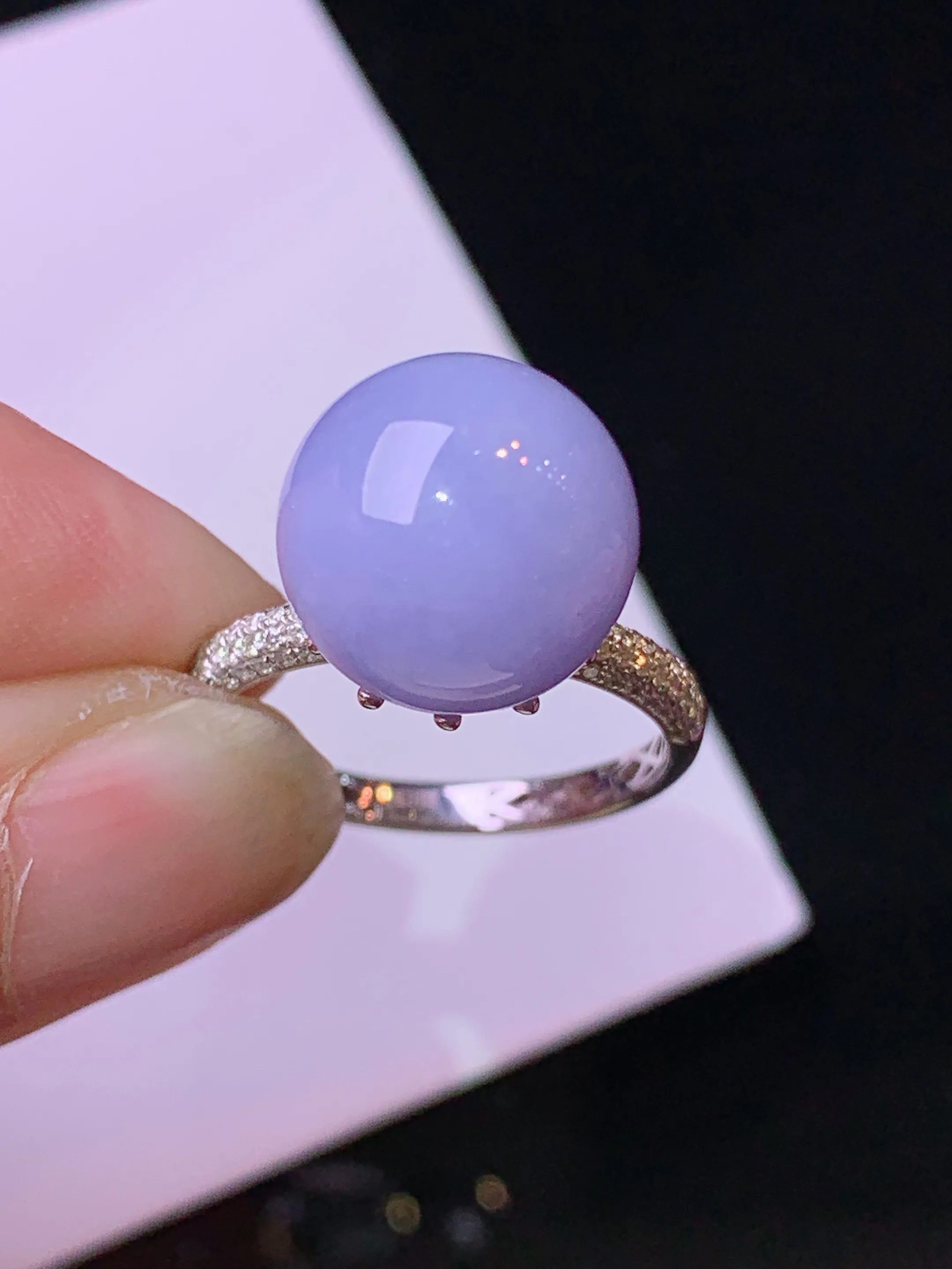 18k金钻镶嵌紫罗兰圆珠戒指 玉质细腻 色泽清新艳丽 圈口14.5 整体尺寸11.8