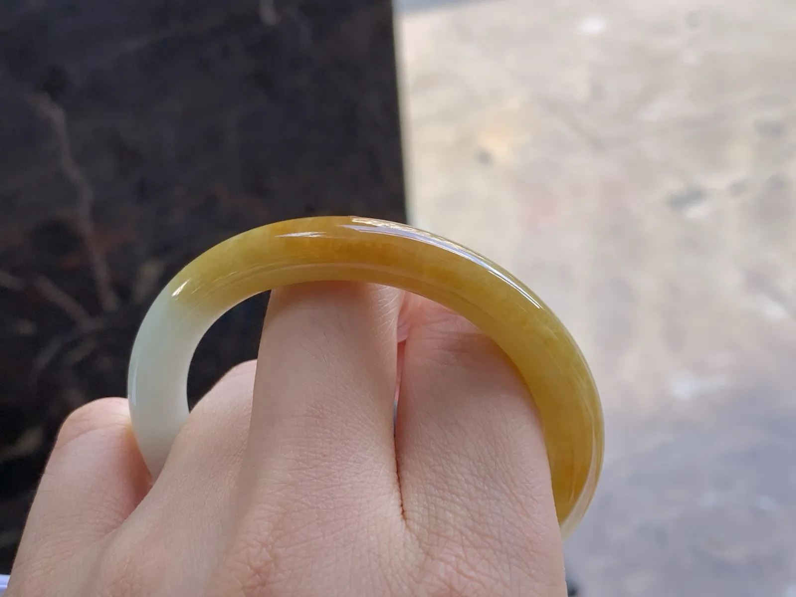 50-8.2

糯种黄翡手镯^_^ 细腻独特