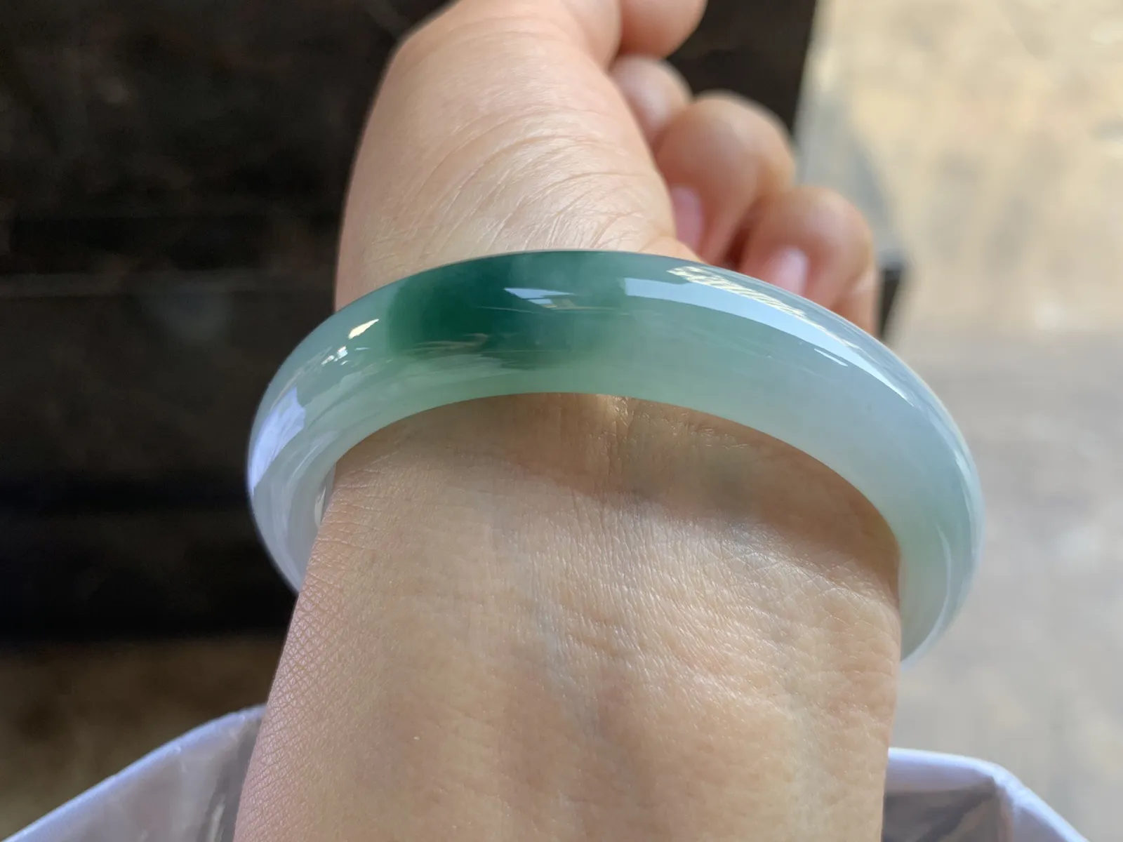 53-12-7.2mm
糯冰飘花手镯 底子细腻干净 清爽