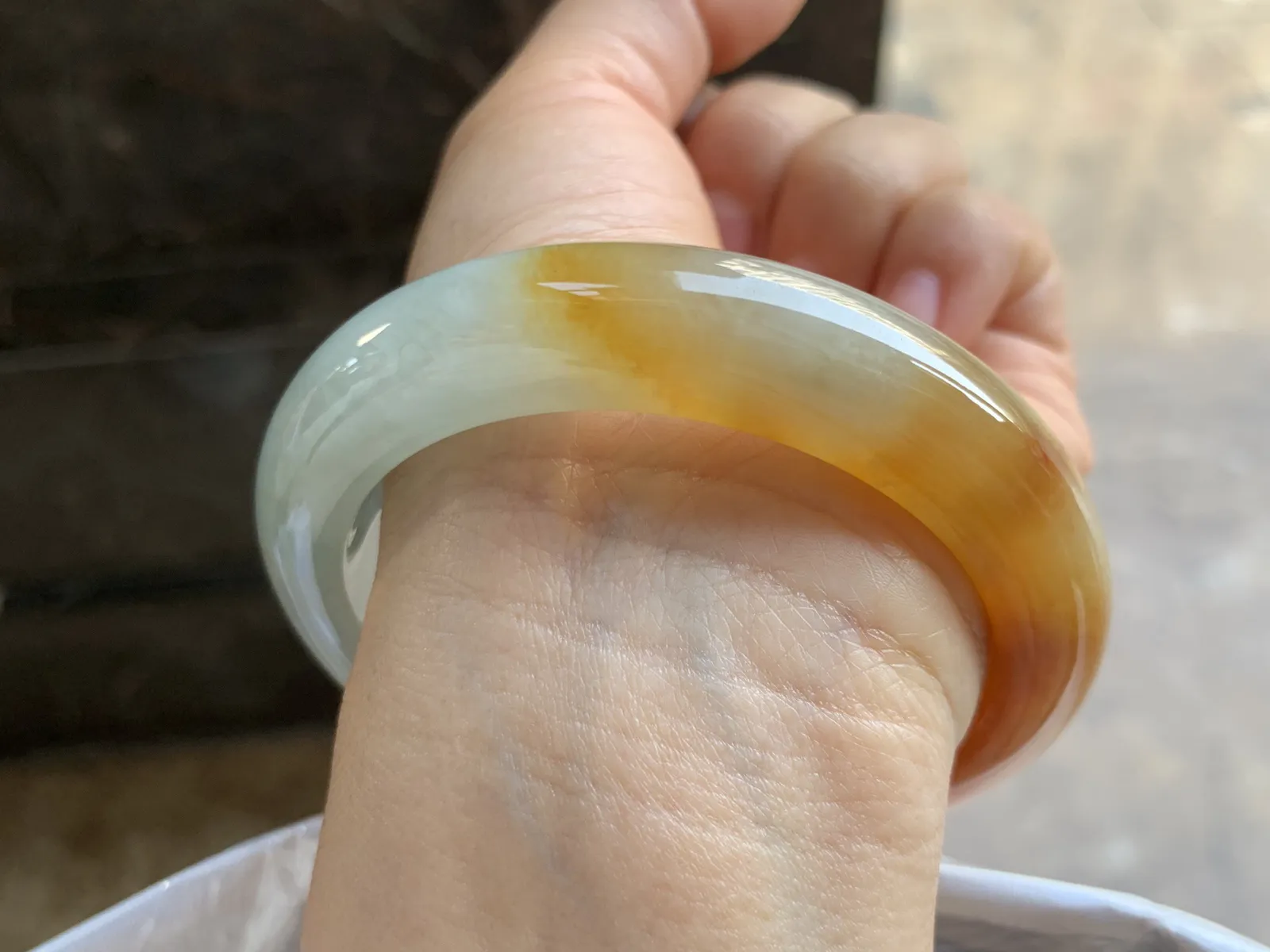 58-12.6-9.5mm
黄翡手镯 底子细腻 颜色艳丽