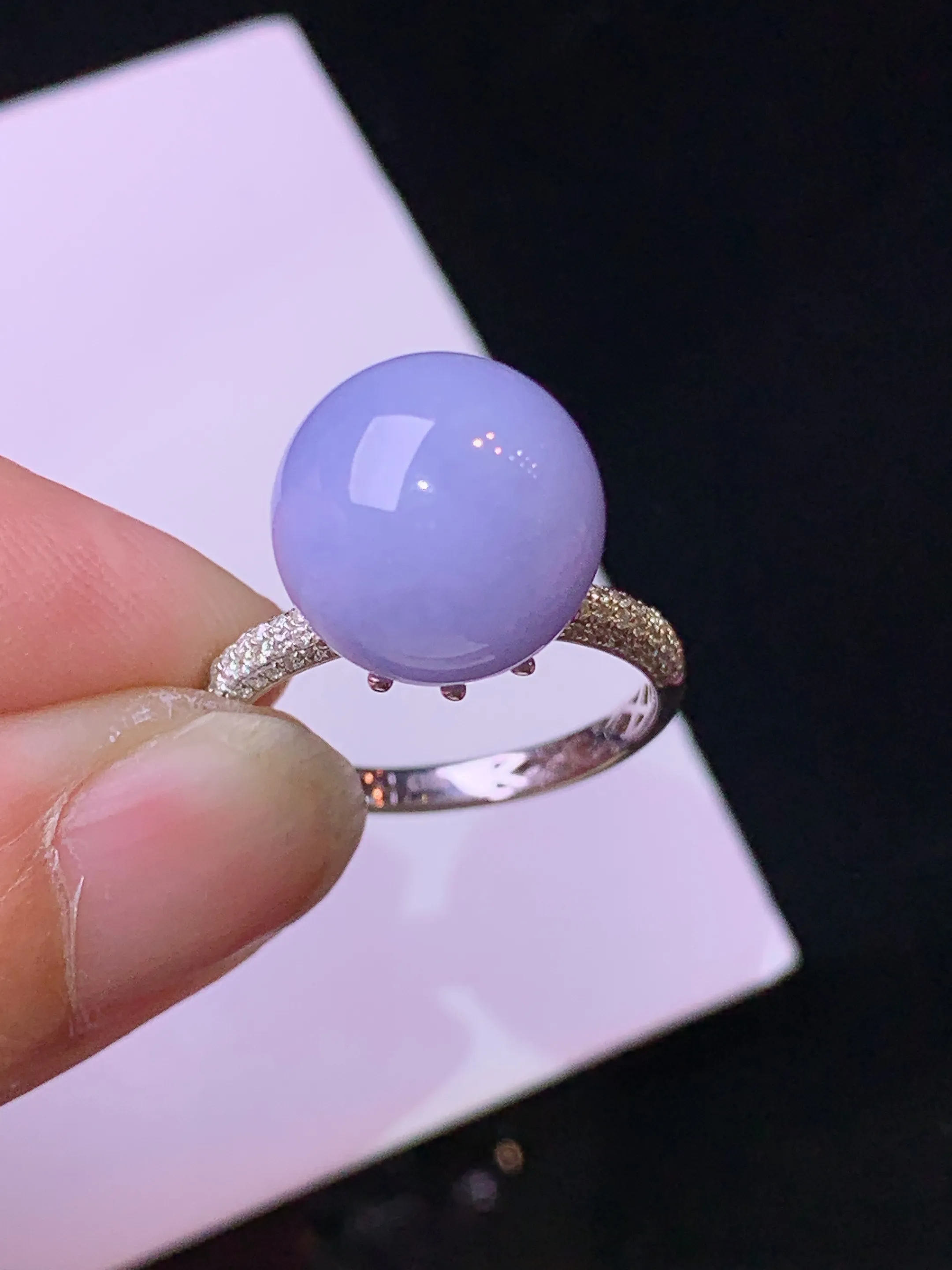 18k金钻镶嵌紫罗兰圆珠戒指 玉质细腻 色泽清新艳丽 圈口14.5 整体尺寸11.8