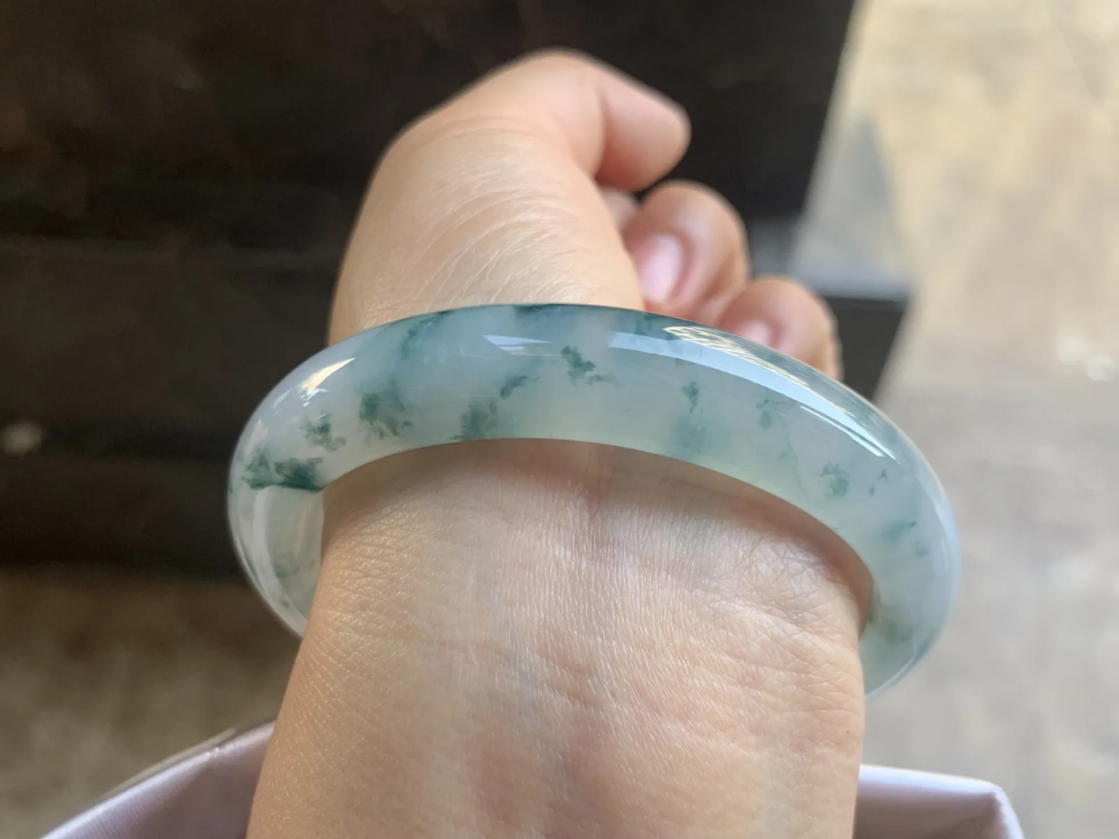 57-12.7-7.7mm
冰种飘花贵妃手镯 水润光泽 碎花点缀