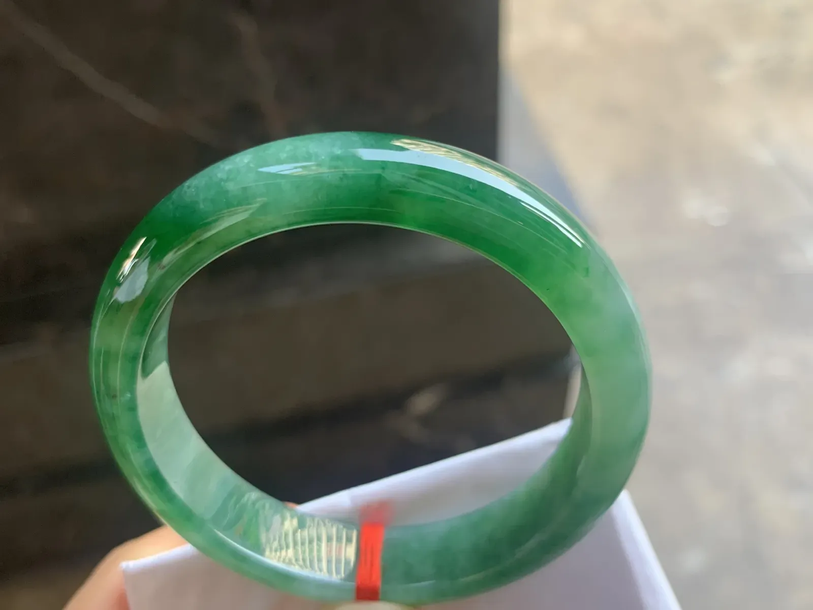 53-12.2-7.7mm
满色手镯 底子细腻 颜色浓郁辣绿