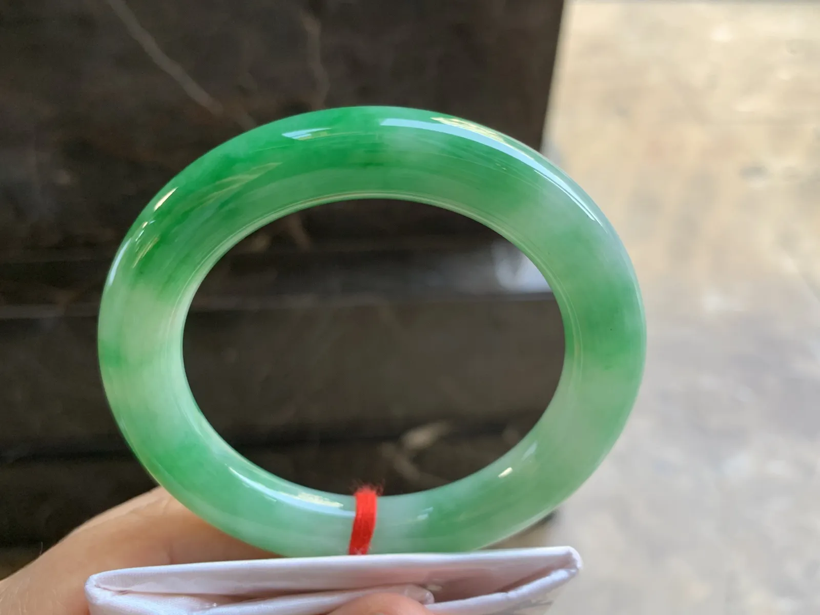 55-11mm
满色圆条手镯 底子细腻 颜色辣绿