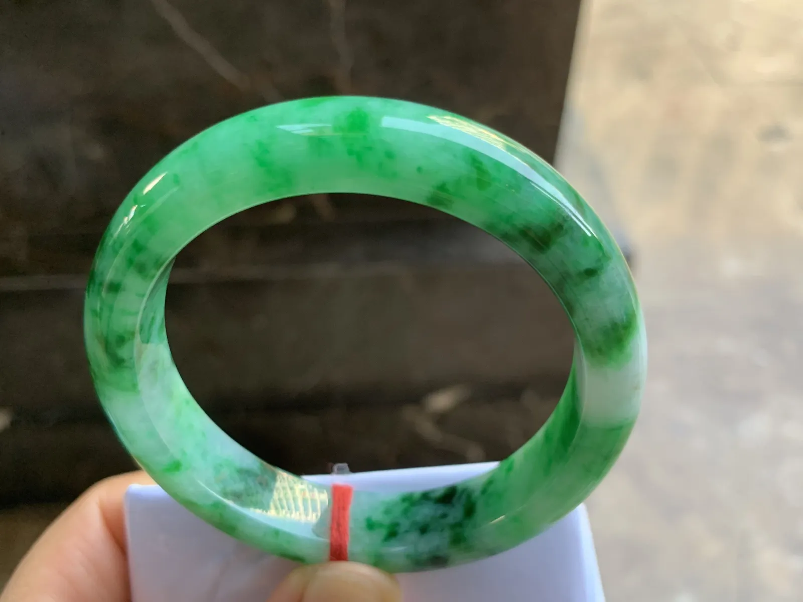 56-12.8-8.5mm
辣色手镯 颜色辣绿漂亮