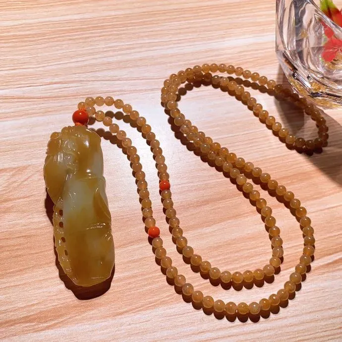 新疆和田玉且末糖节节高升。一鸣惊人挂件。尺寸58/20/10链子尺寸4重37克。玉质细腻油润。手推出油。佩戴高端典雅。