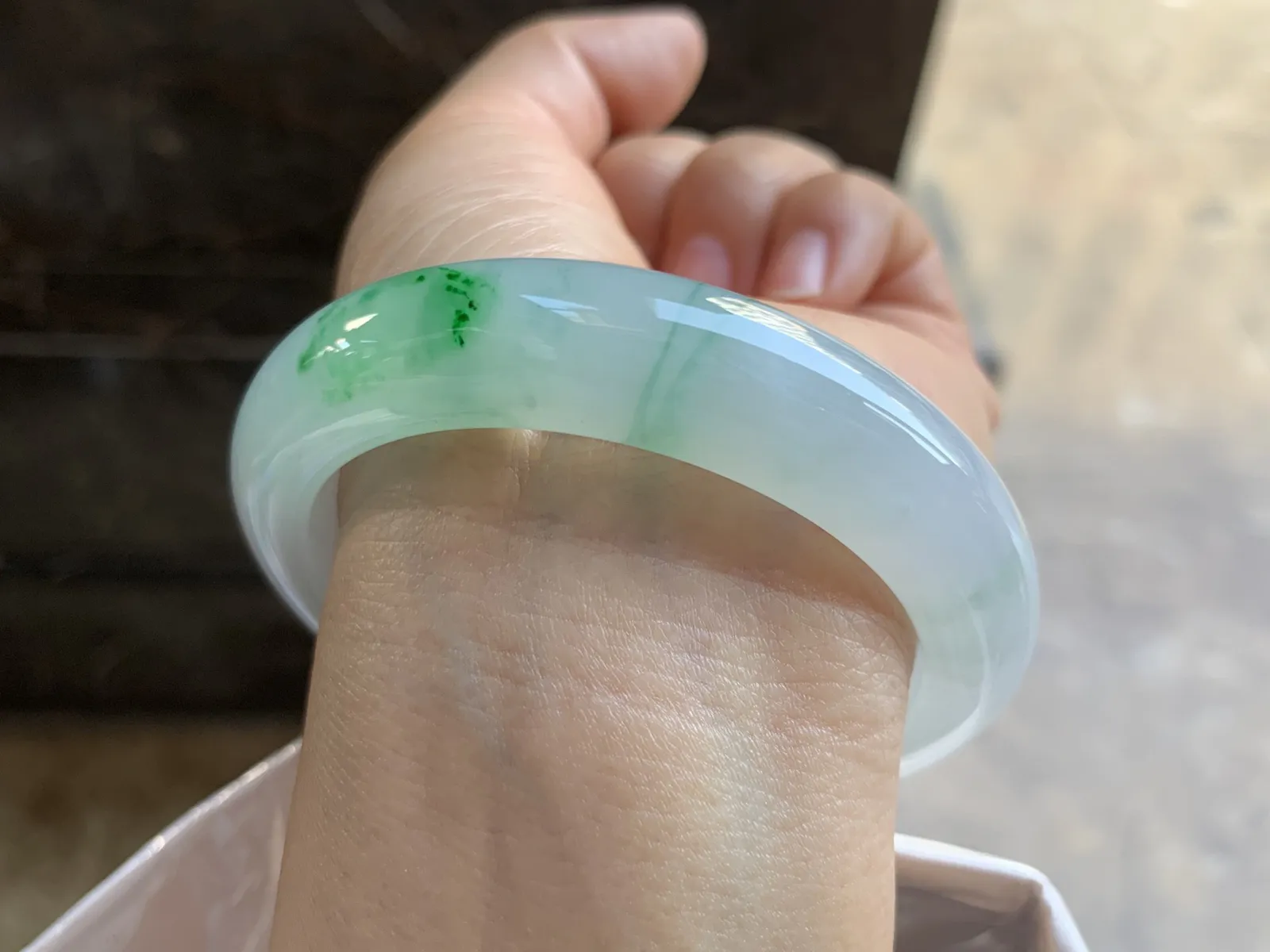 55.5-12.7-9mm
冰种飘绿手镯 水润光泽 花色漂亮