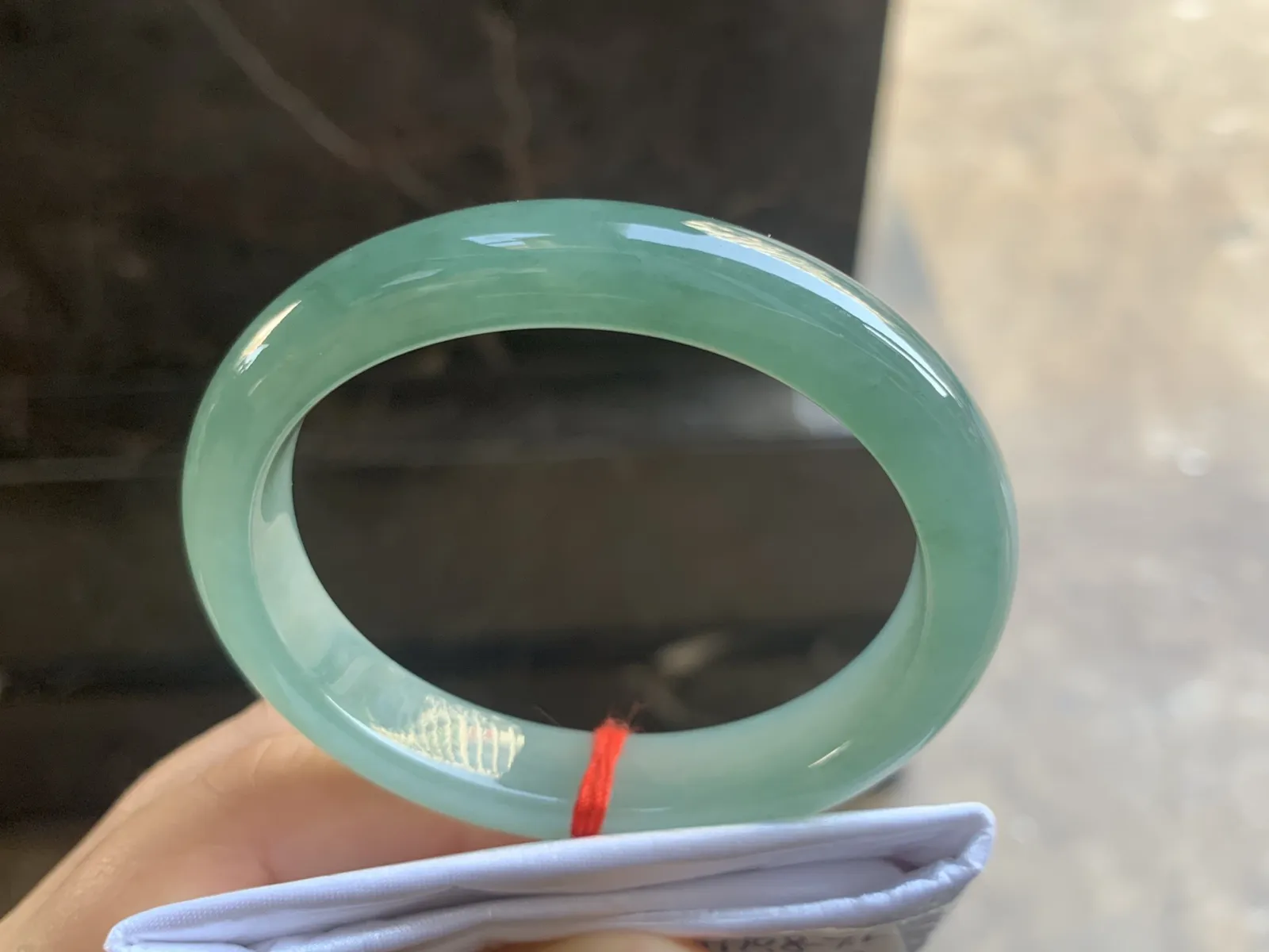 53-10.8-7.6mm
油青底贵妃手镯 底子细腻 水润 正圈51可带