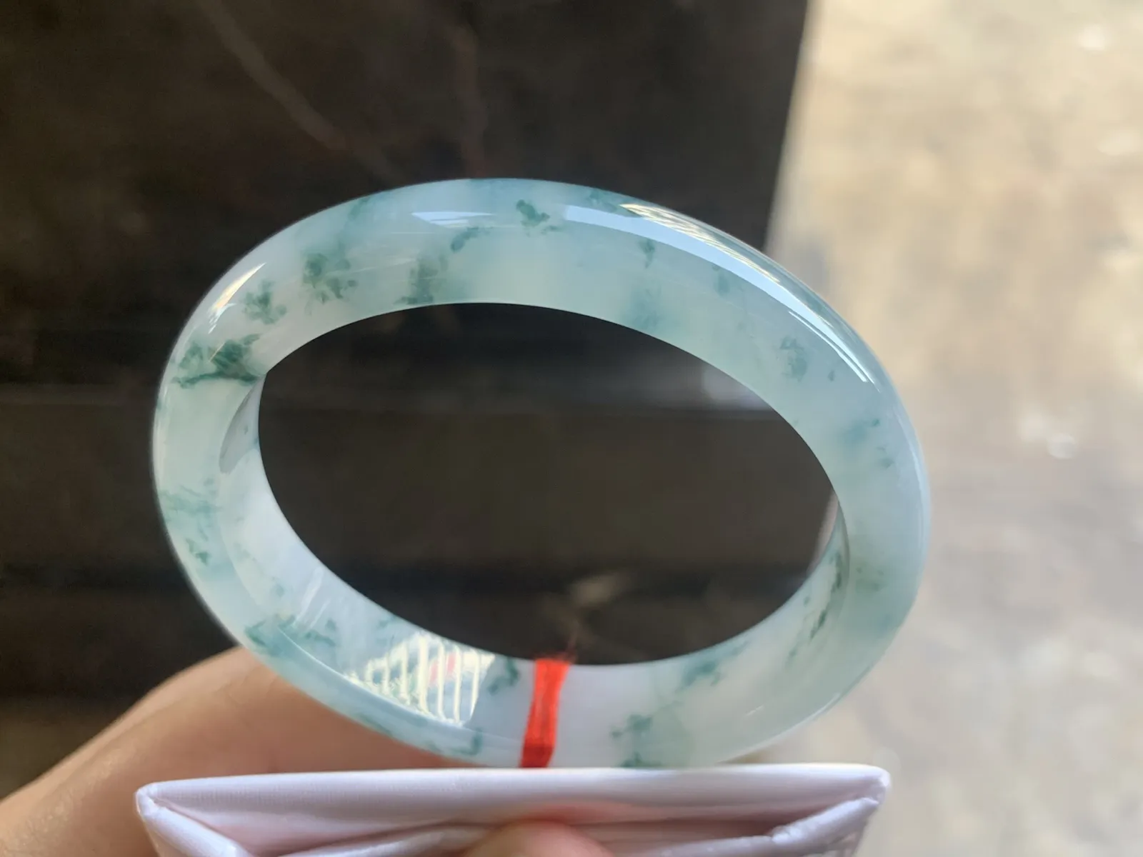 57-12.7-7.7mm
冰种飘花贵妃手镯 水润光泽 碎花点缀