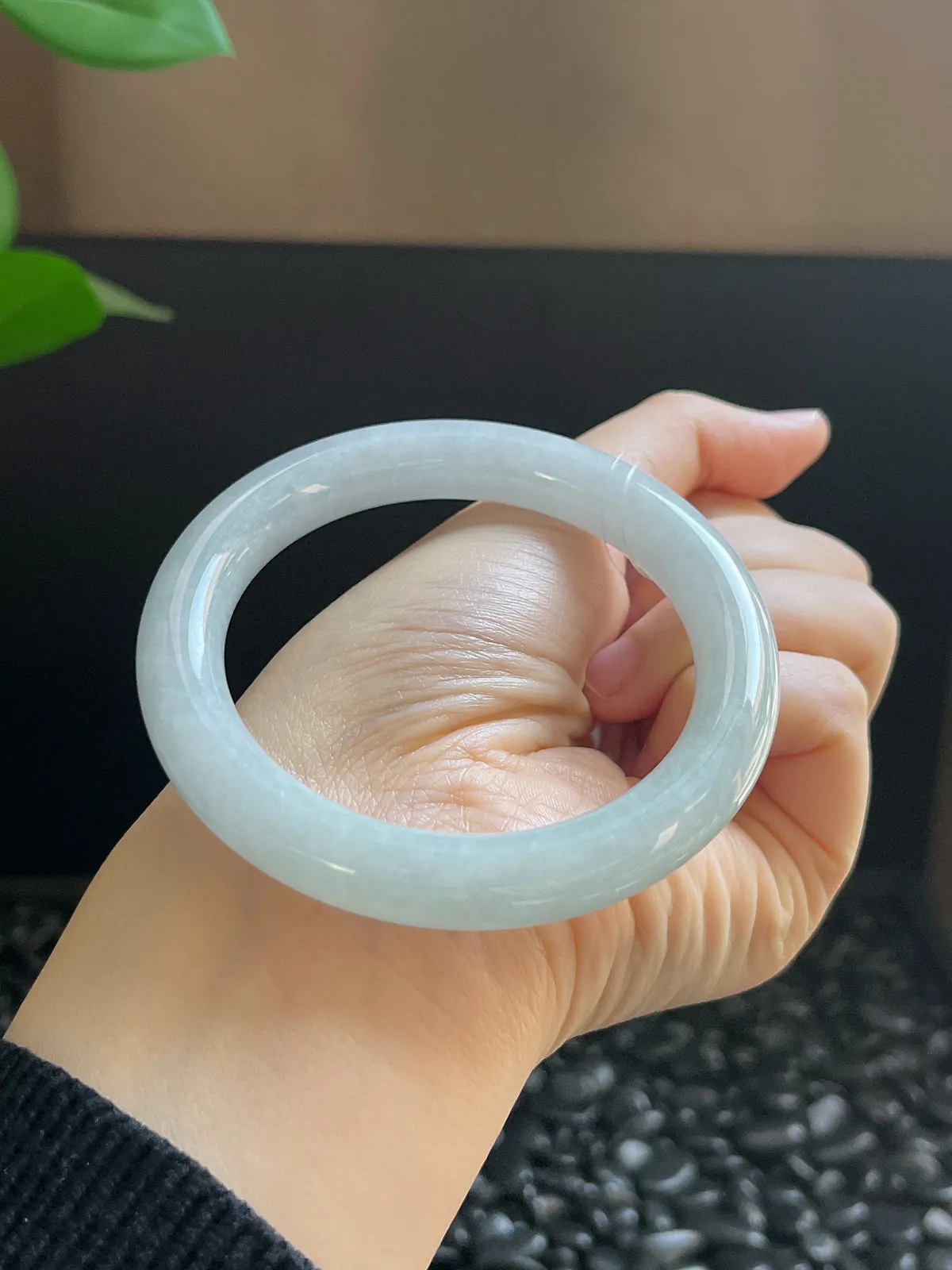 圆镯55.5圈口，翡翠糯化种白色手镯