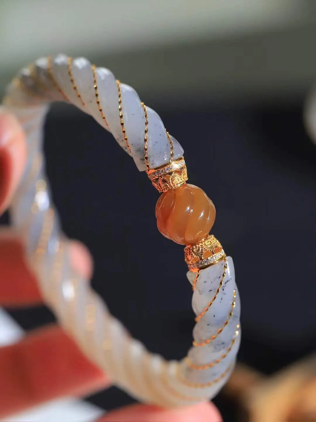 【麻花.手镯】

精品和田玉三色18k金镶嵌麻花手镯，玉质温润细腻，做工精湛，昆仑雪色凝作绕指柔，双股玉丝盘绕成圆满。纹如藤蔓相生，喻情缘坚韧交织；形似时空之环，藏天地生生不息。佩于腕间，是柔韧的智慧，亦是绵长的祝福——让每一次缠绕，都成为时光里解不开的缘分结。重37.6克   尺寸59.5-9.2-9.2mm  8910300L