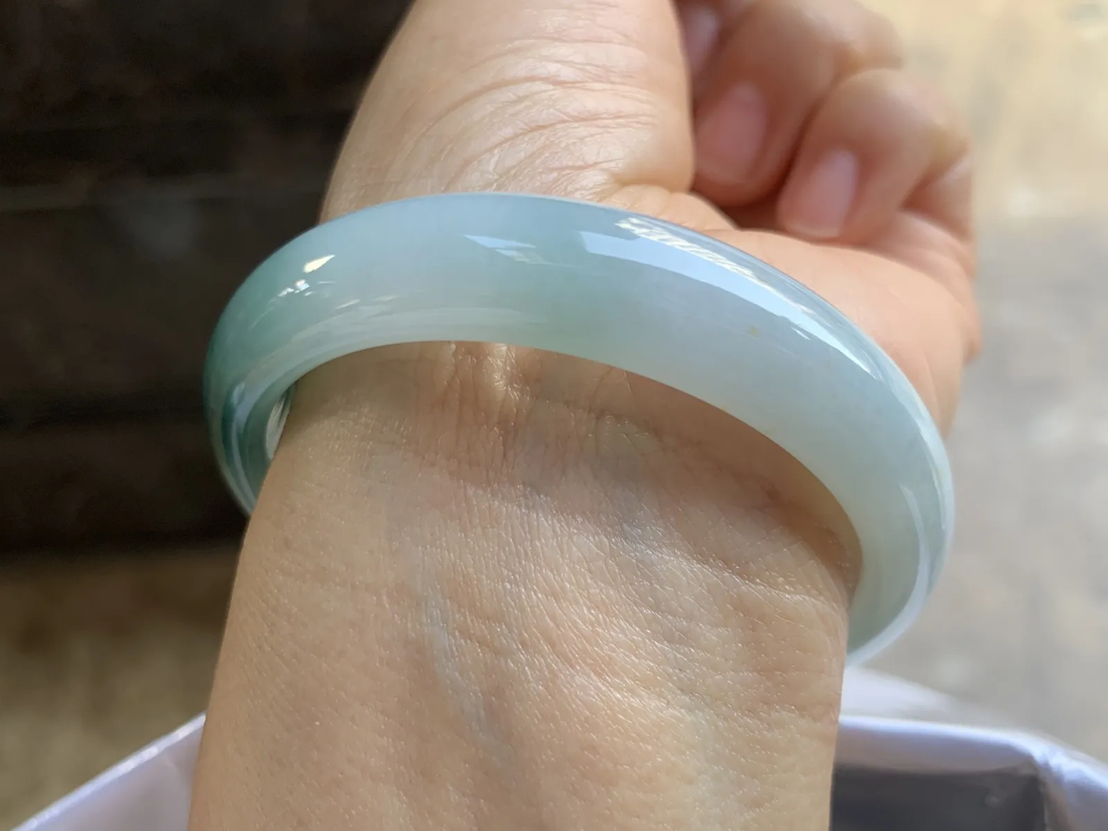 53-12-7.2mm
糯冰飘花手镯 底子细腻干净 清爽