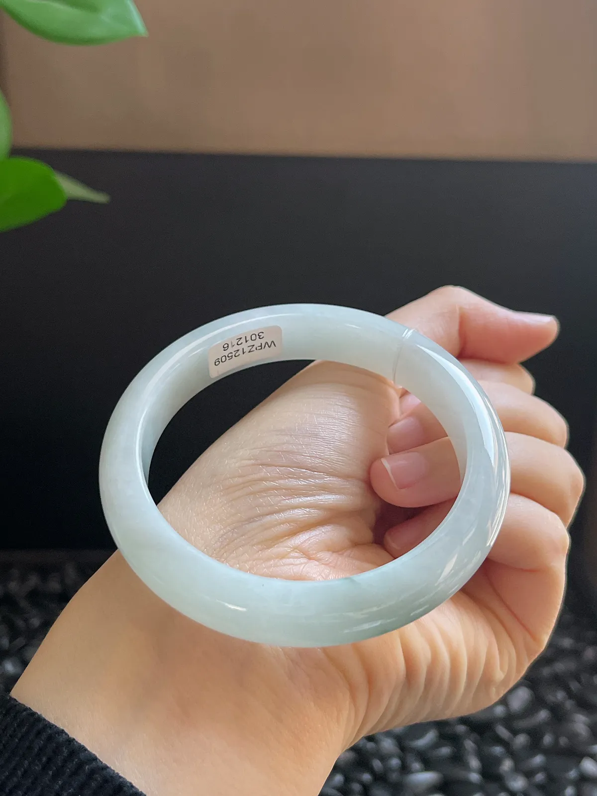 正圈57.8圈口，翡翠冰糯种飘绿手镯