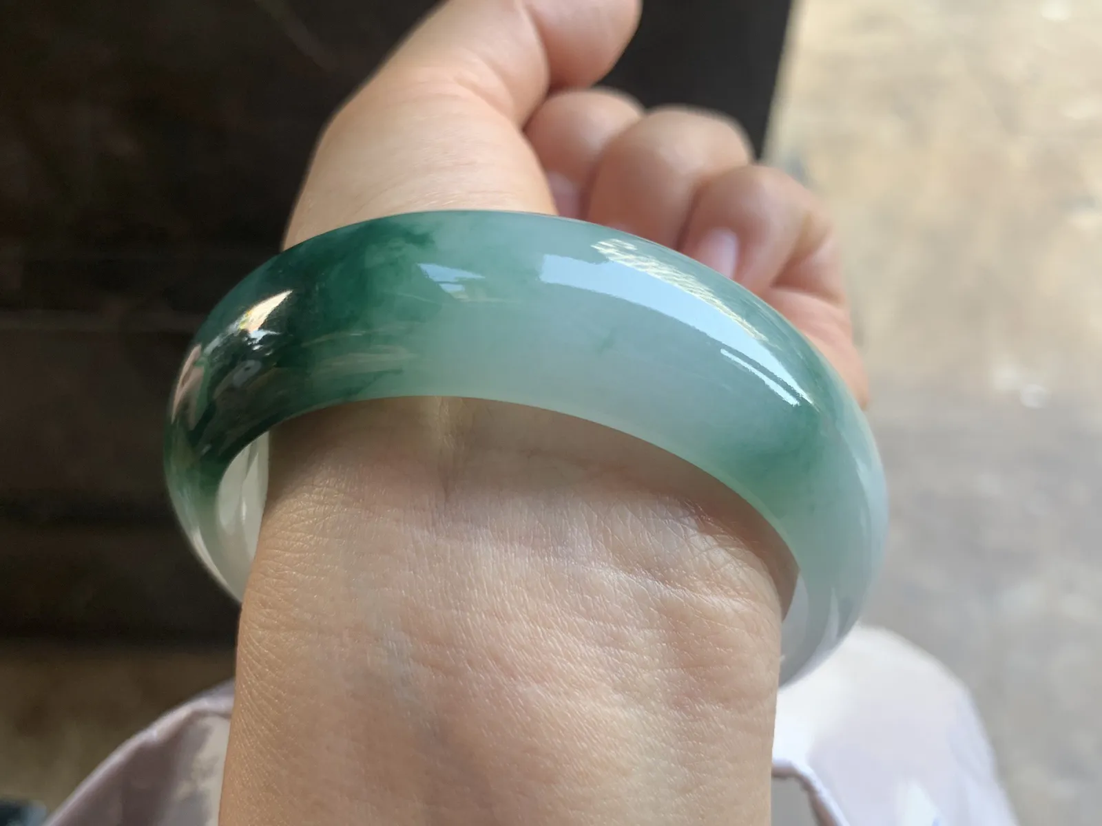 60-19.7-8.6mm
飘花宽版手镯 底子细腻 水润 花色漂亮 宽版大气