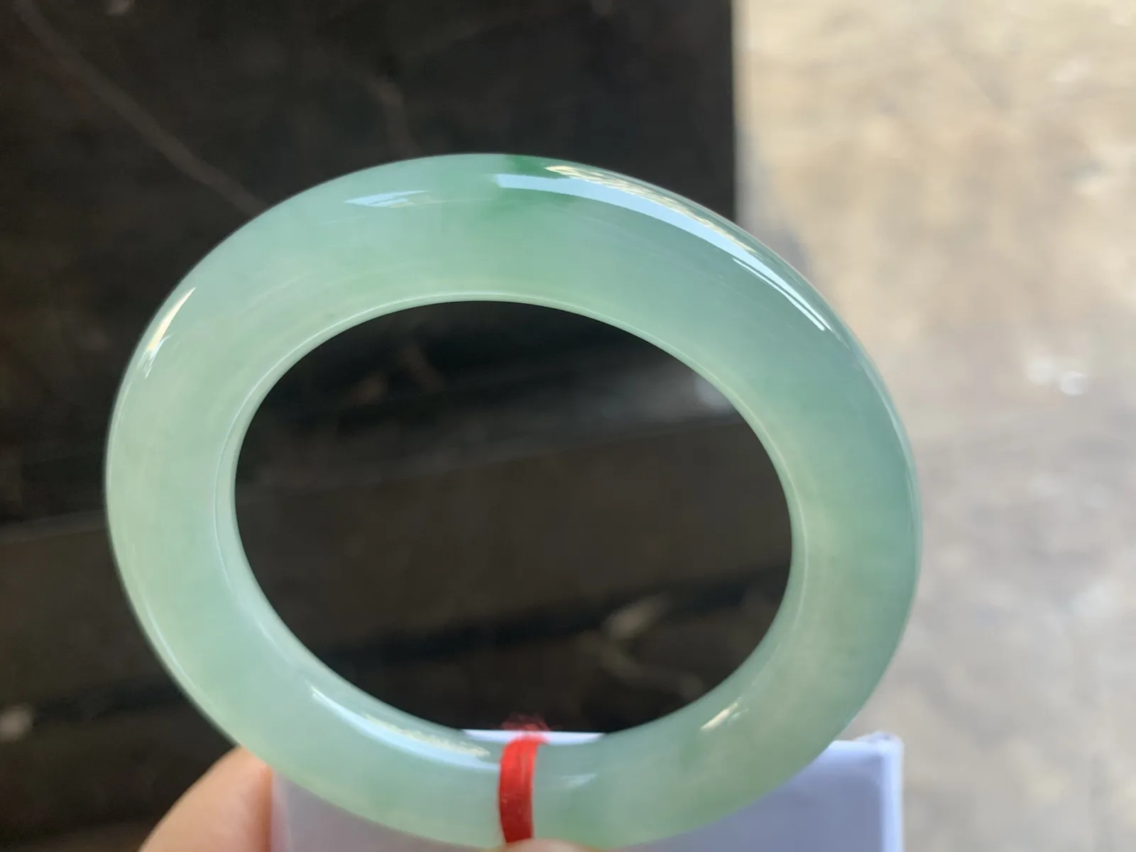 55.5-12mm
冰种晴水飘花圆条手镯 冰透莹润 起胶感