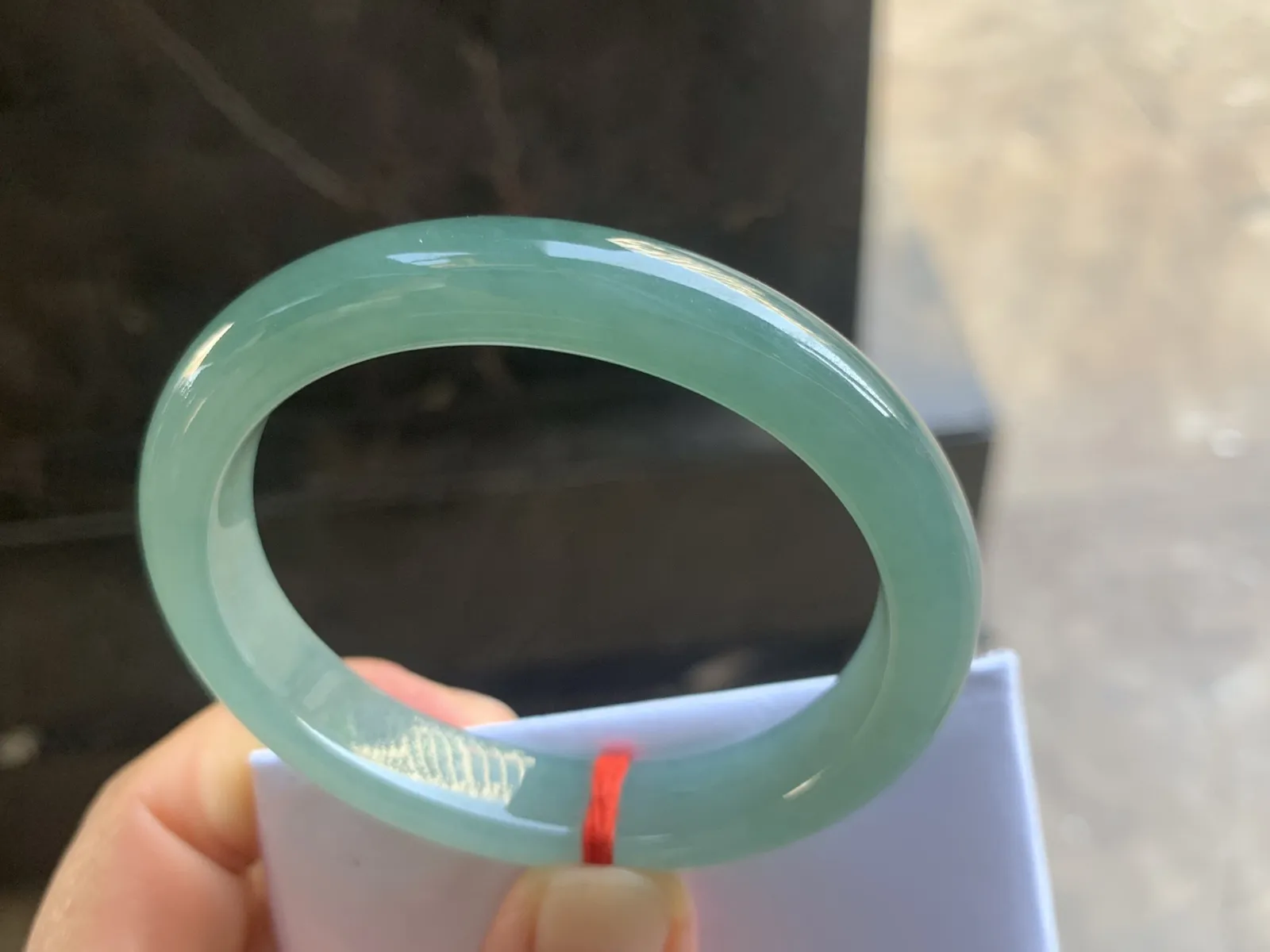 53-10.8-7.6mm
油青底贵妃手镯 底子细腻 水润 正圈51可带