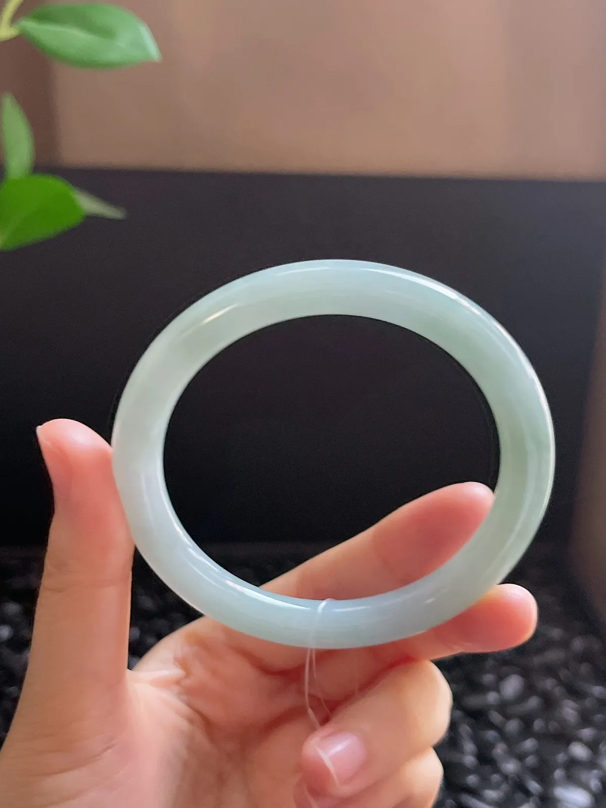 圆镯56圈口，翡翠糯化种浅绿色手镯