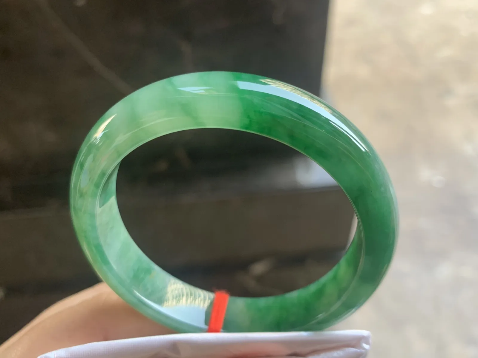 53-12.2-7.7mm
满色手镯 底子细腻 颜色浓郁辣绿