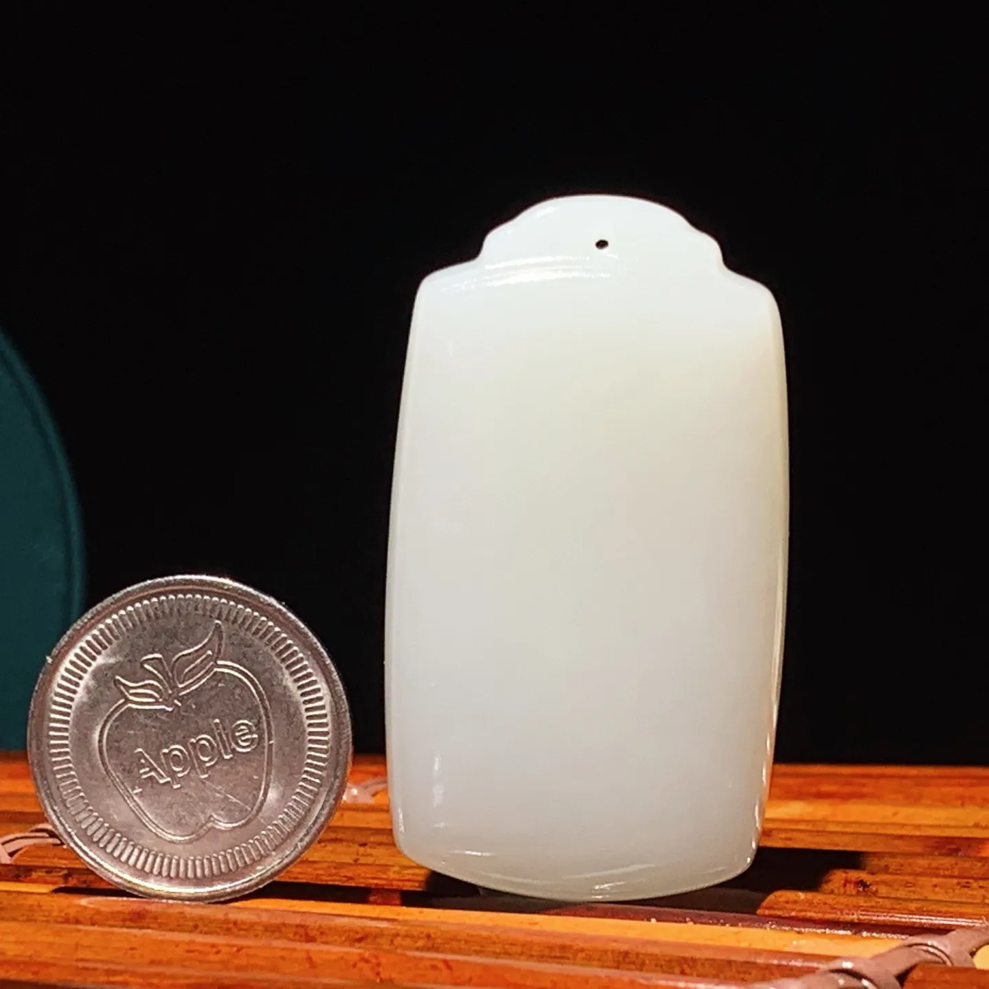 新疆和田玉羊脂白平安无事牌子挂件。尺寸54/31/13重49克 白度一级。无裂无杂 玉质细腻油润 底色纯净 脂粉好，品质好。lt250103