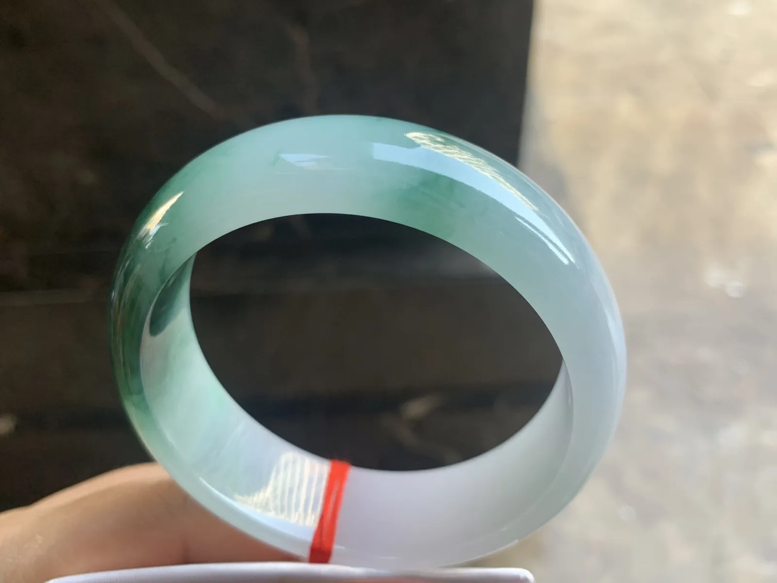 60-19.7-8.6mm
飘花宽版手镯 底子细腻 水润 花色漂亮 宽版大气