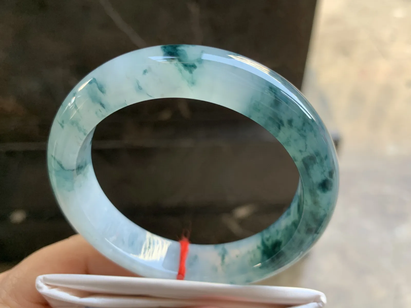 56-12.8-8.6mm
冰种蓝花手镯 水润光泽 花色漂亮