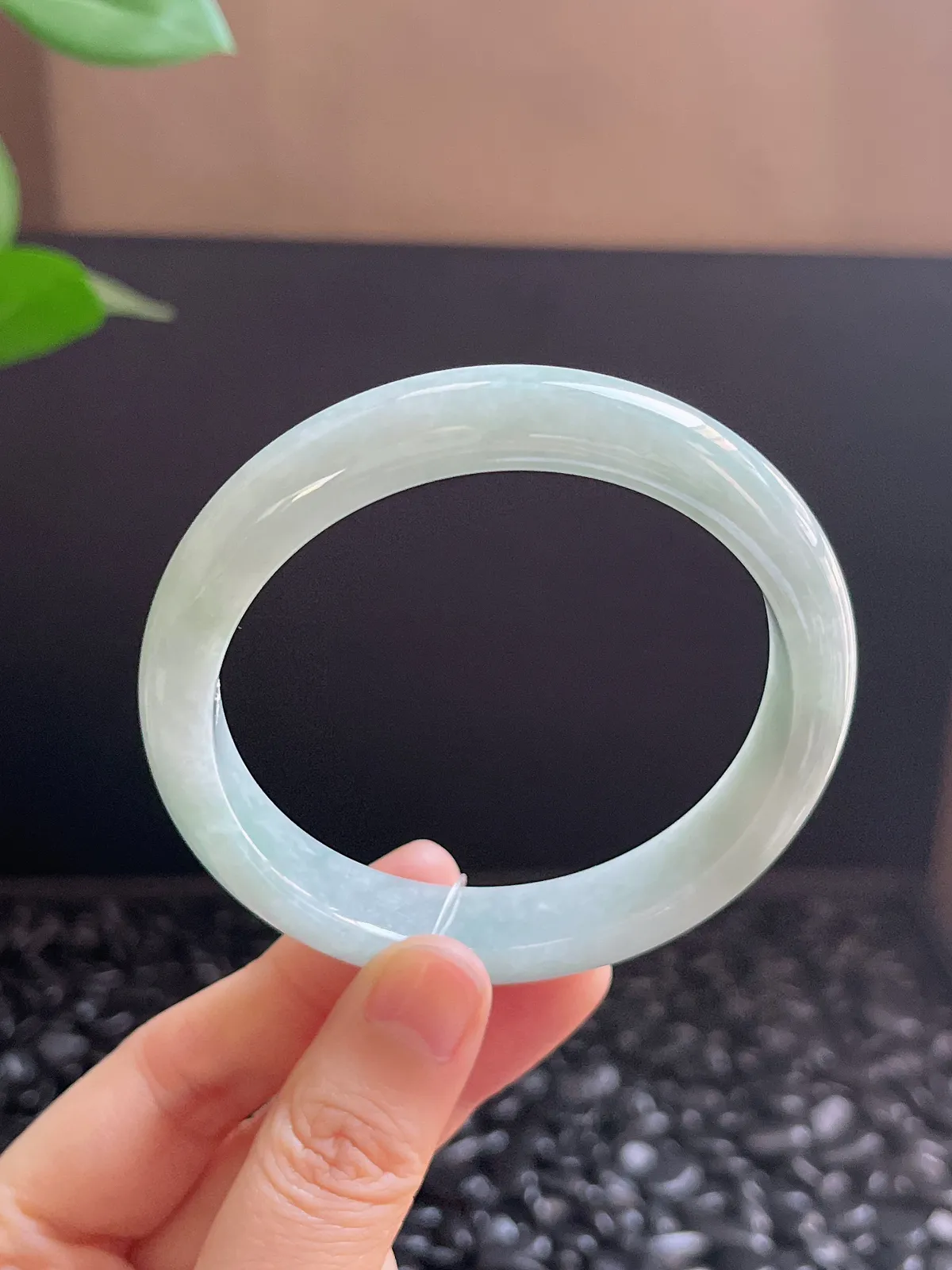 正圈58.3圈口，翡翠糯化种淡绿色手镯