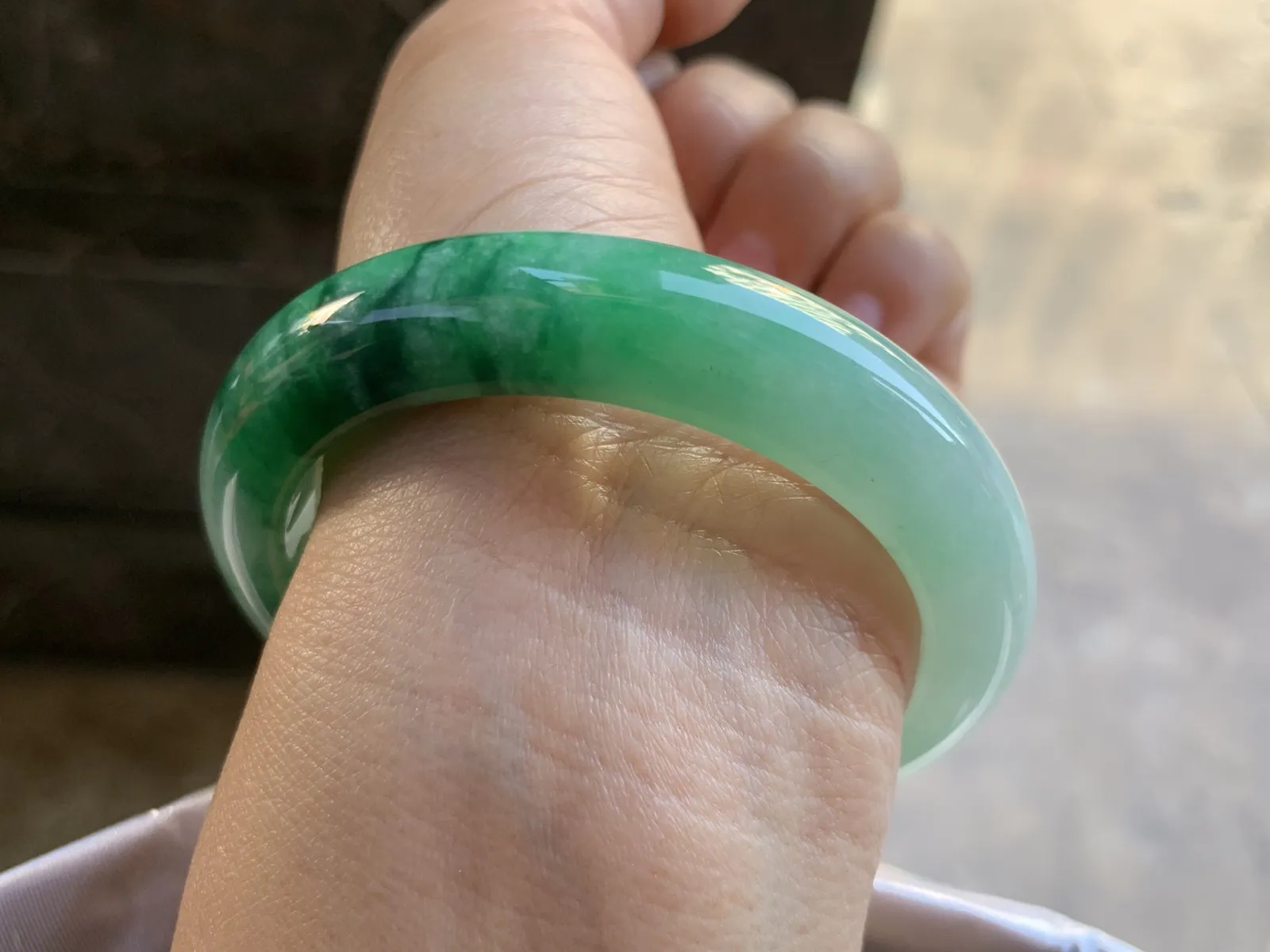 55-12.3-8.8mm
带色手镯 底子细腻 颜色辣绿 推荐