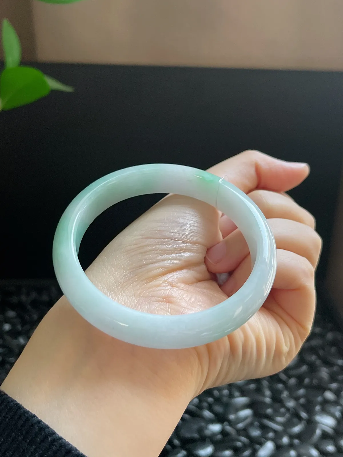 正圈57.6圈口，翡翠糯化种浅绿色手镯