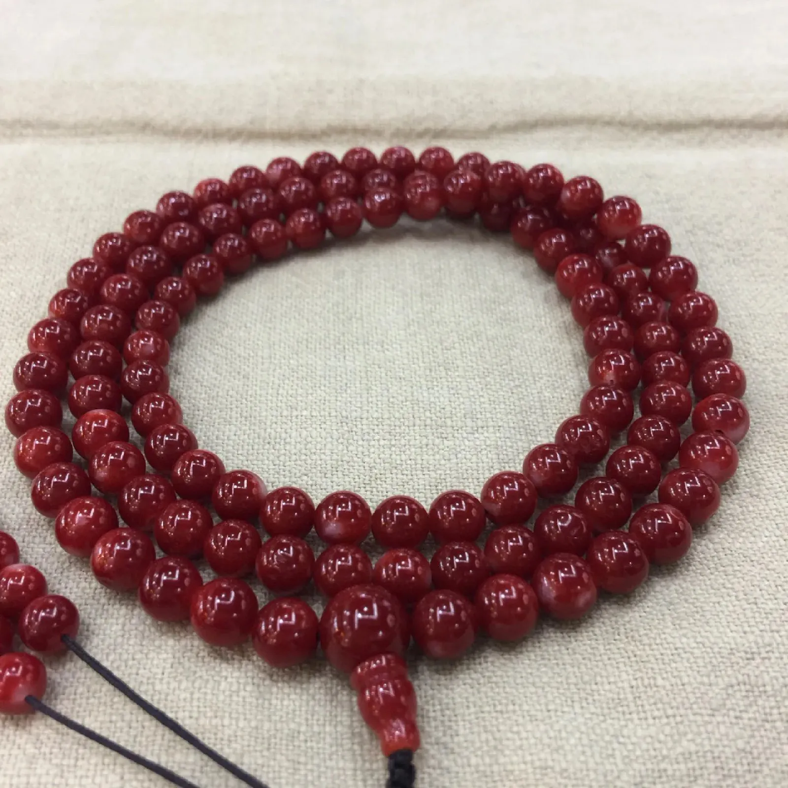 【天然日本阿卡牛血红珊瑚7mm圆珠108粒佛珠链】项链手链两用款！️遇不可求！日本产地，阿卡材料，深牛血红颜色，光泽柔润透亮，直径约7.02-6.11mm，重量47.14克，珊瑚本为佛教珍宝，来自深海千年生长，有生长纹，属于有机宝石，气场强大，稀少珍贵！每粒均为天然无添加无修补！少虫眼少白芯！收藏精品！传承宝贝！