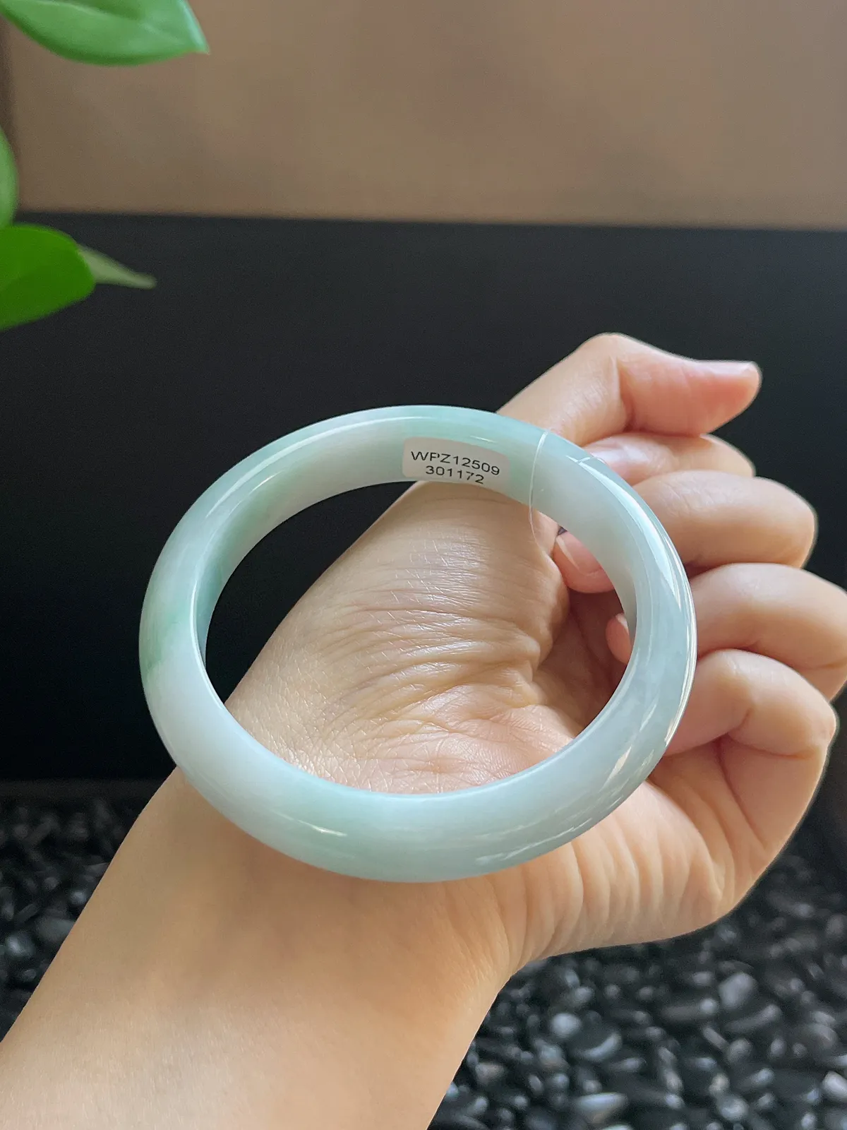 正圈58.2圈口，翡翠糯化种浅绿色手镯