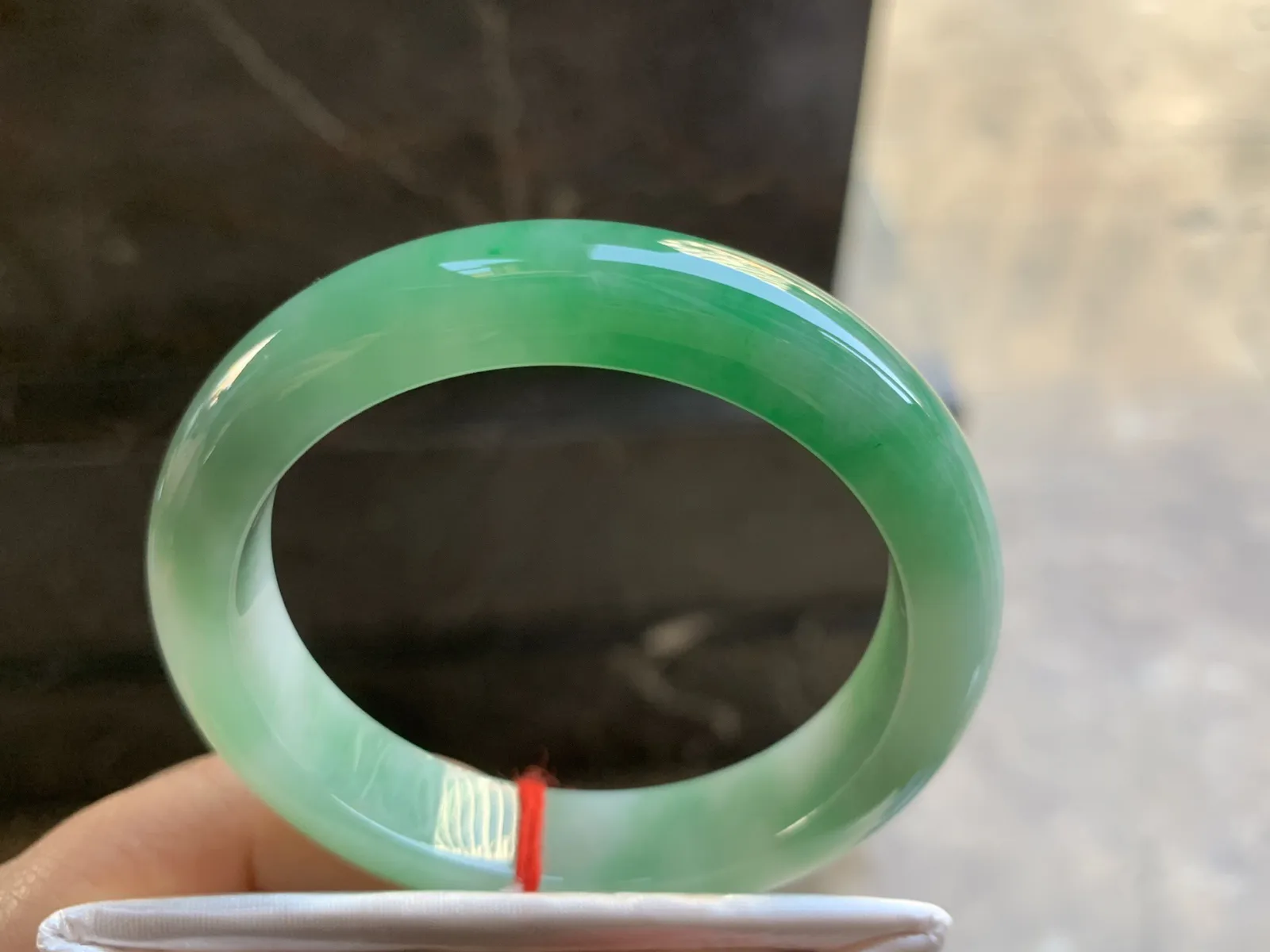 53-12-8.7mm
带色手镯 底子细腻 颜色辣绿