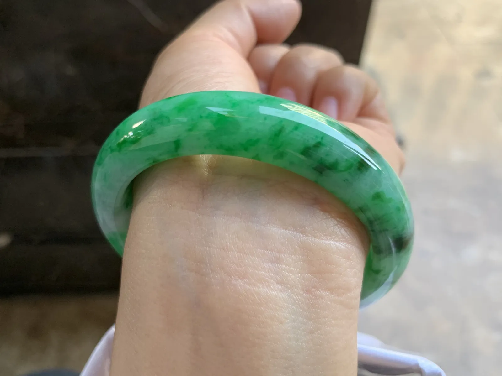 56-12.8-8.5mm
辣色手镯 颜色辣绿漂亮