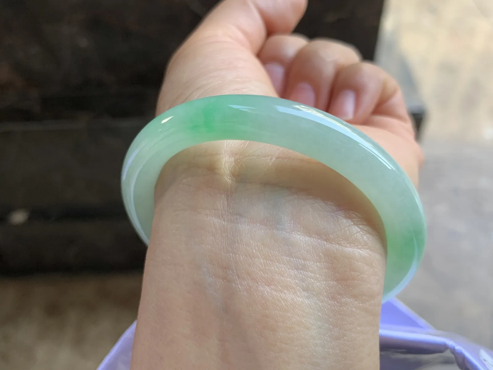 53-8.7mm
冰种带色圆条手镯 水润光泽 颜色漂亮