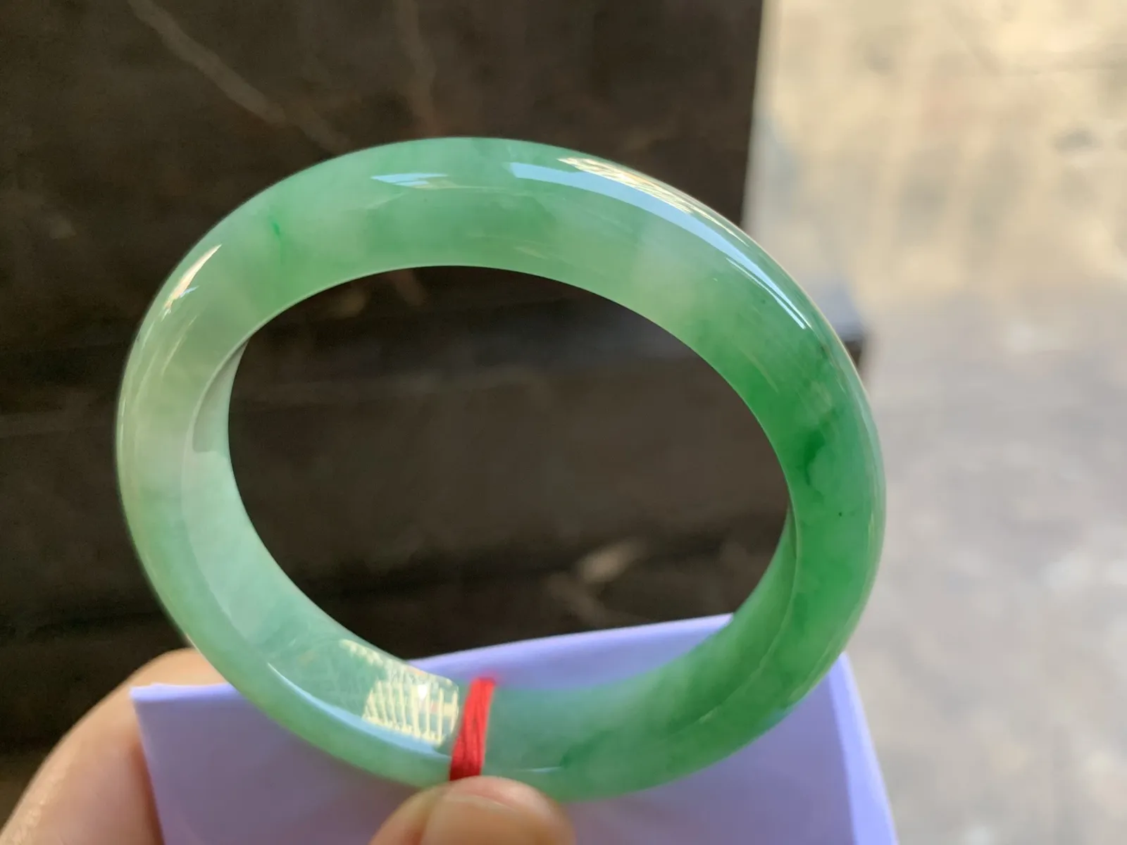 53.5-12.2-8.3mm
带色手镯 底子细腻 颜色辣绿