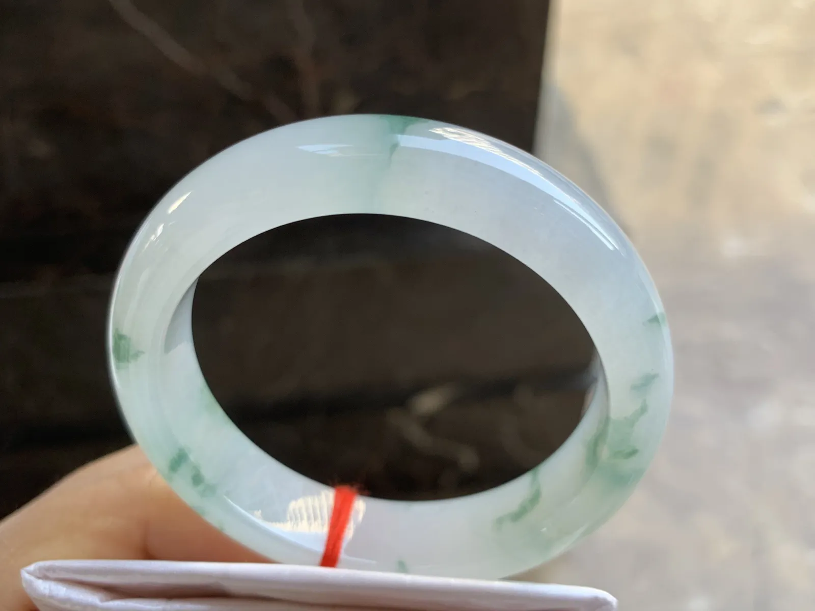 53-13-8.2mm
冰种飘花手镯 水润光泽 清爽