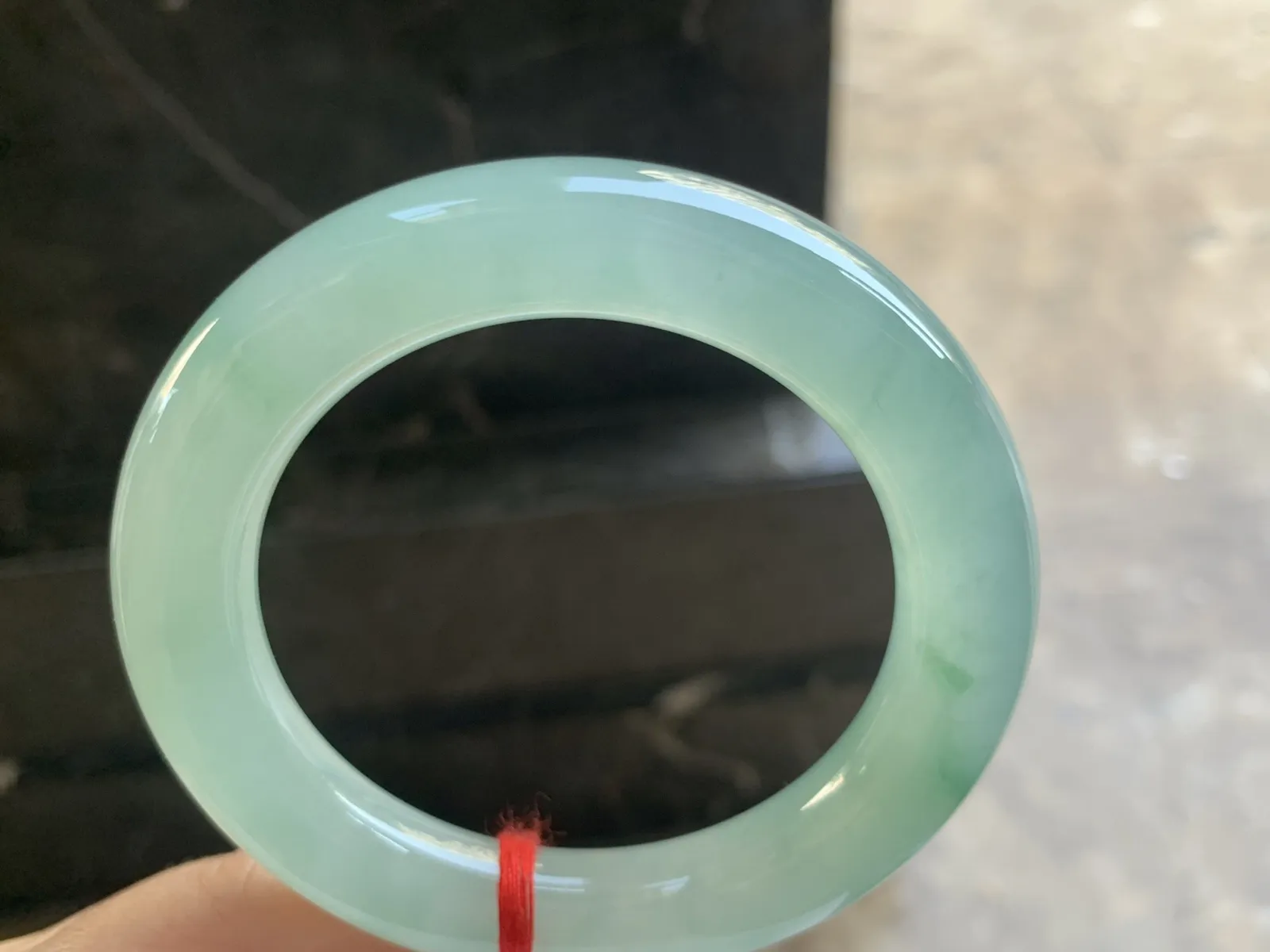 55.5-12mm
冰种晴水飘花圆条手镯 冰透莹润 起胶感